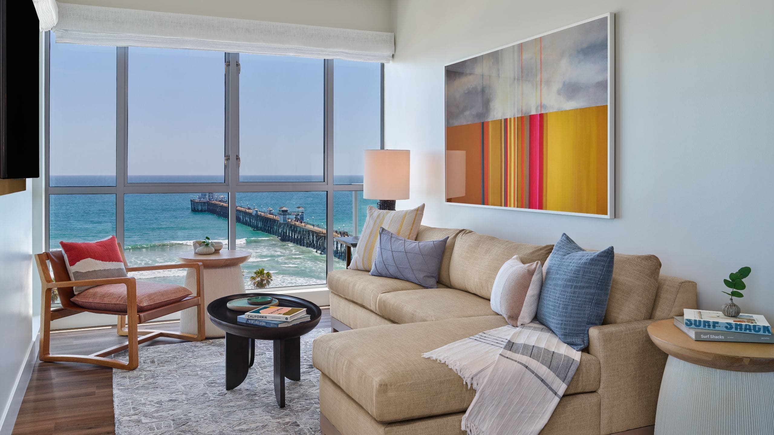6 de 8 Mission Pacific Hotel Bohemian Suite Living Room