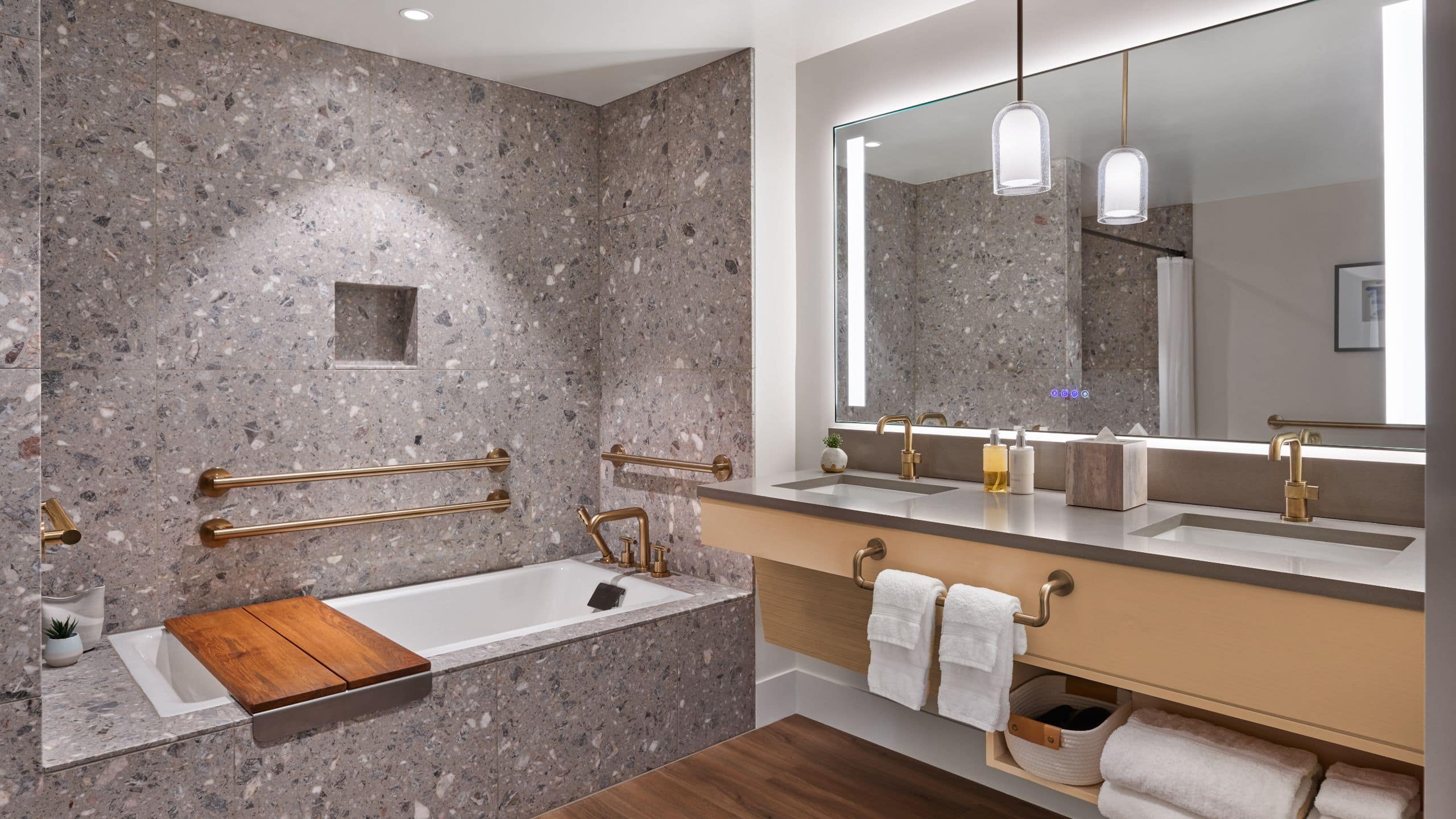 4 von 5 Mission Pacific Hotel Sanctuary Suite Accessible Bathroom