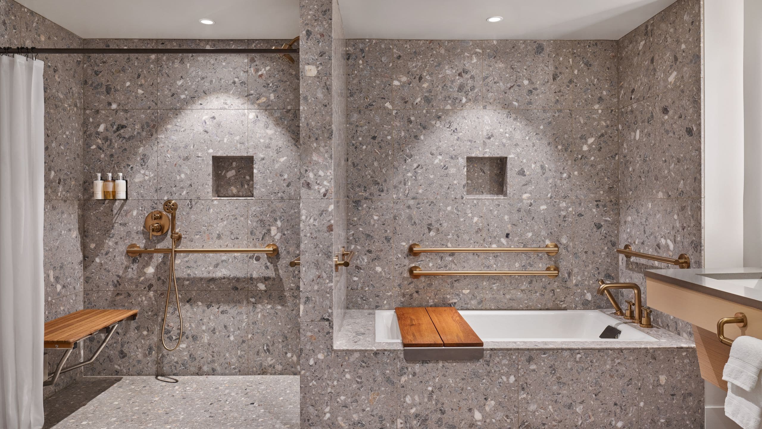 5 von 5 Mission Pacific Hotel Sanctuary Suite Accessible Bathroom
