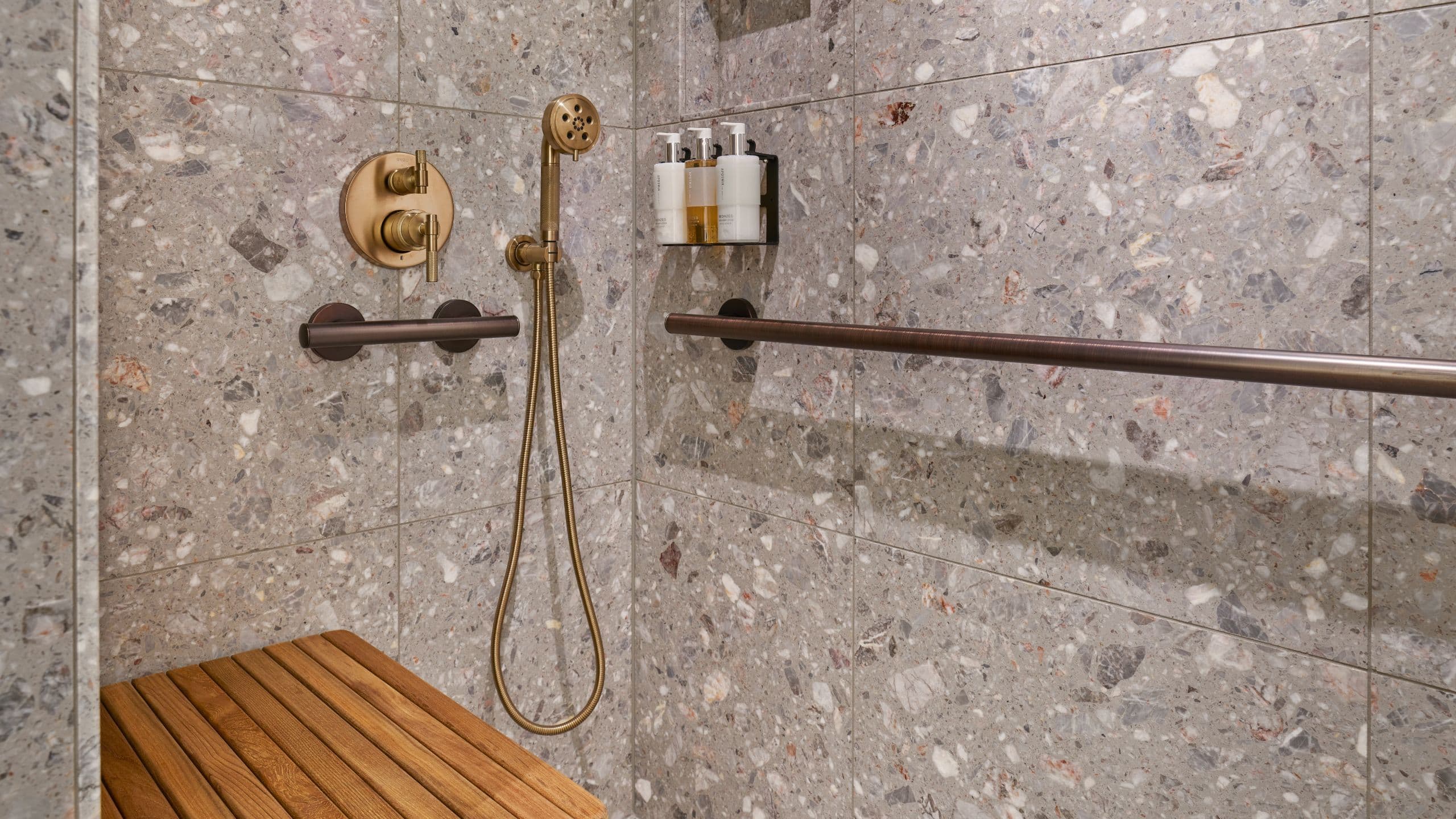 3 von 3 Mission Pacific Hotel Standard Bathroom Accessible Shower