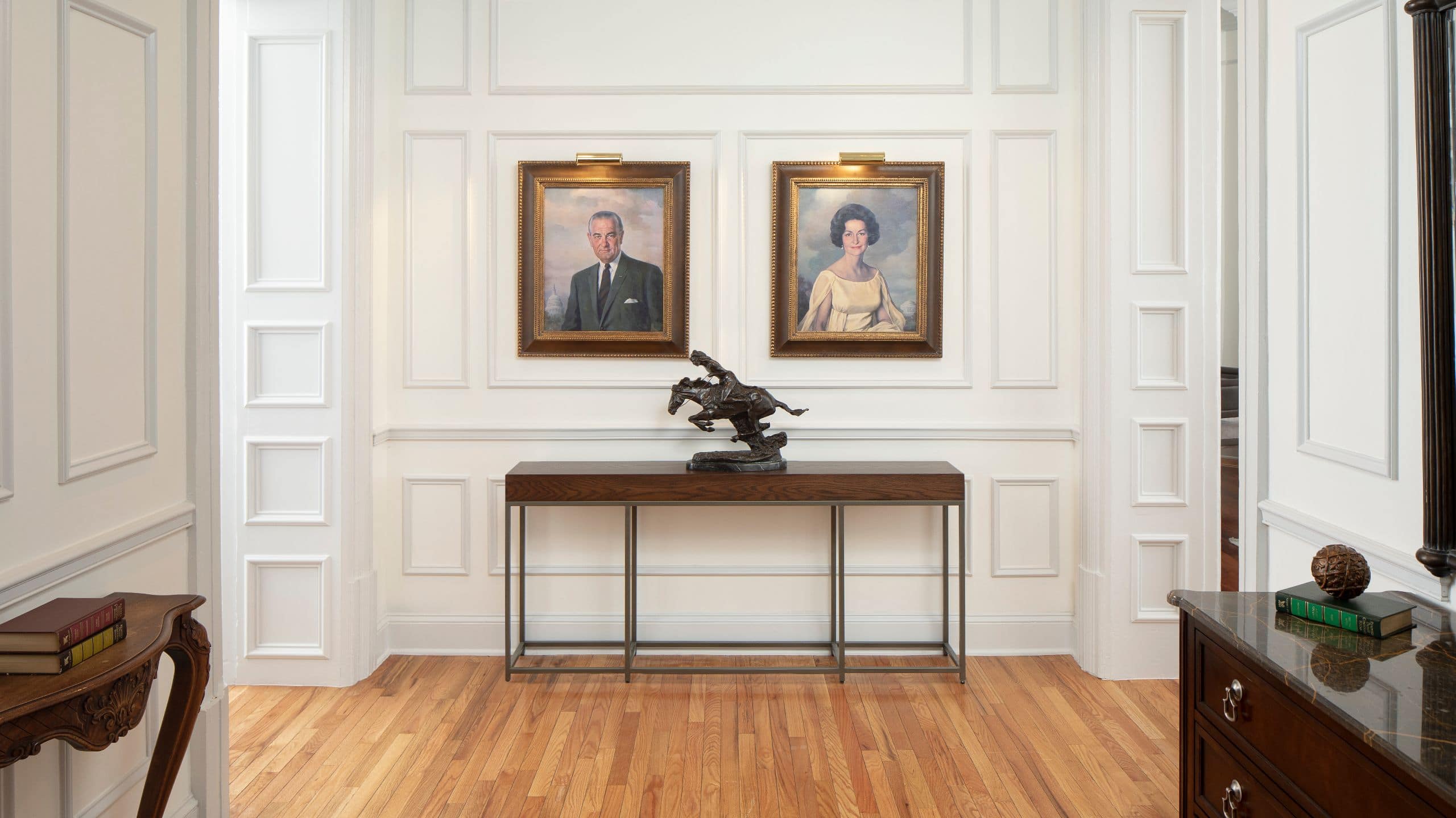 1 из 5 The Driskill Lbj Suite Foyer
