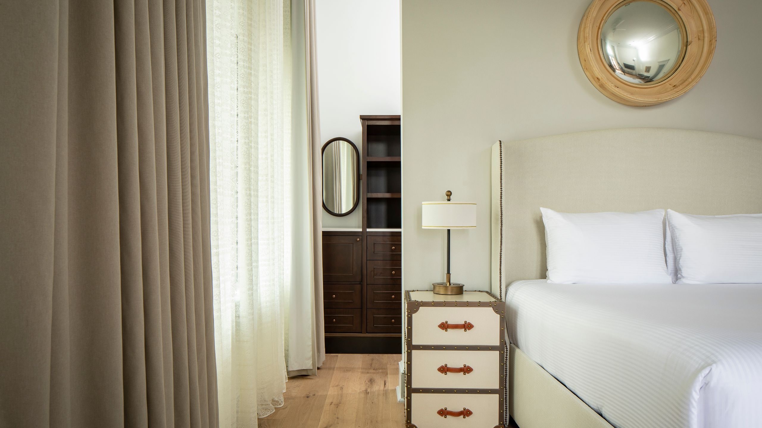 4 из 5 The Driskill Renaissance Suite Closet