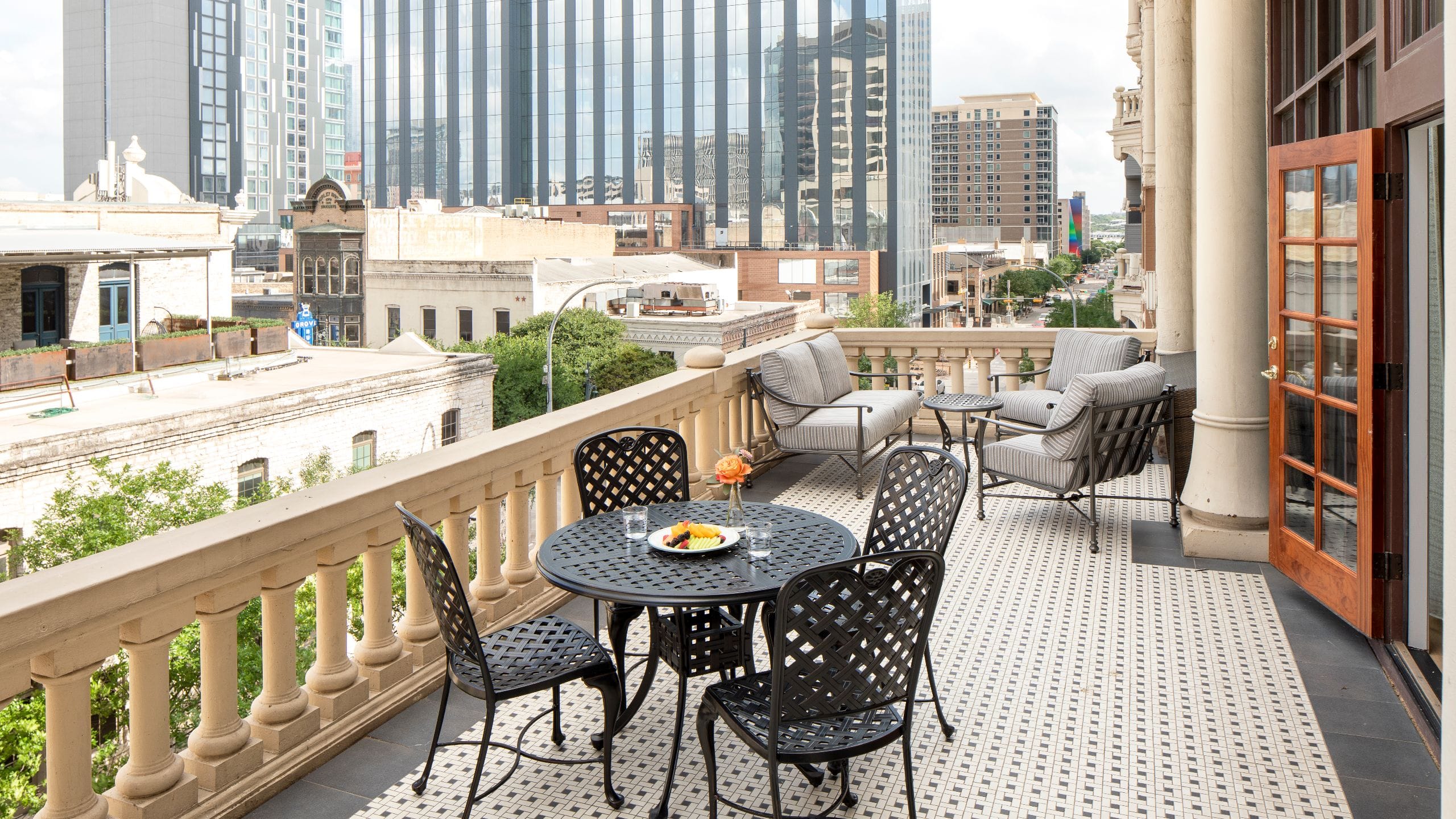 1 из 4 The Driskill Brazos Suite Balcony