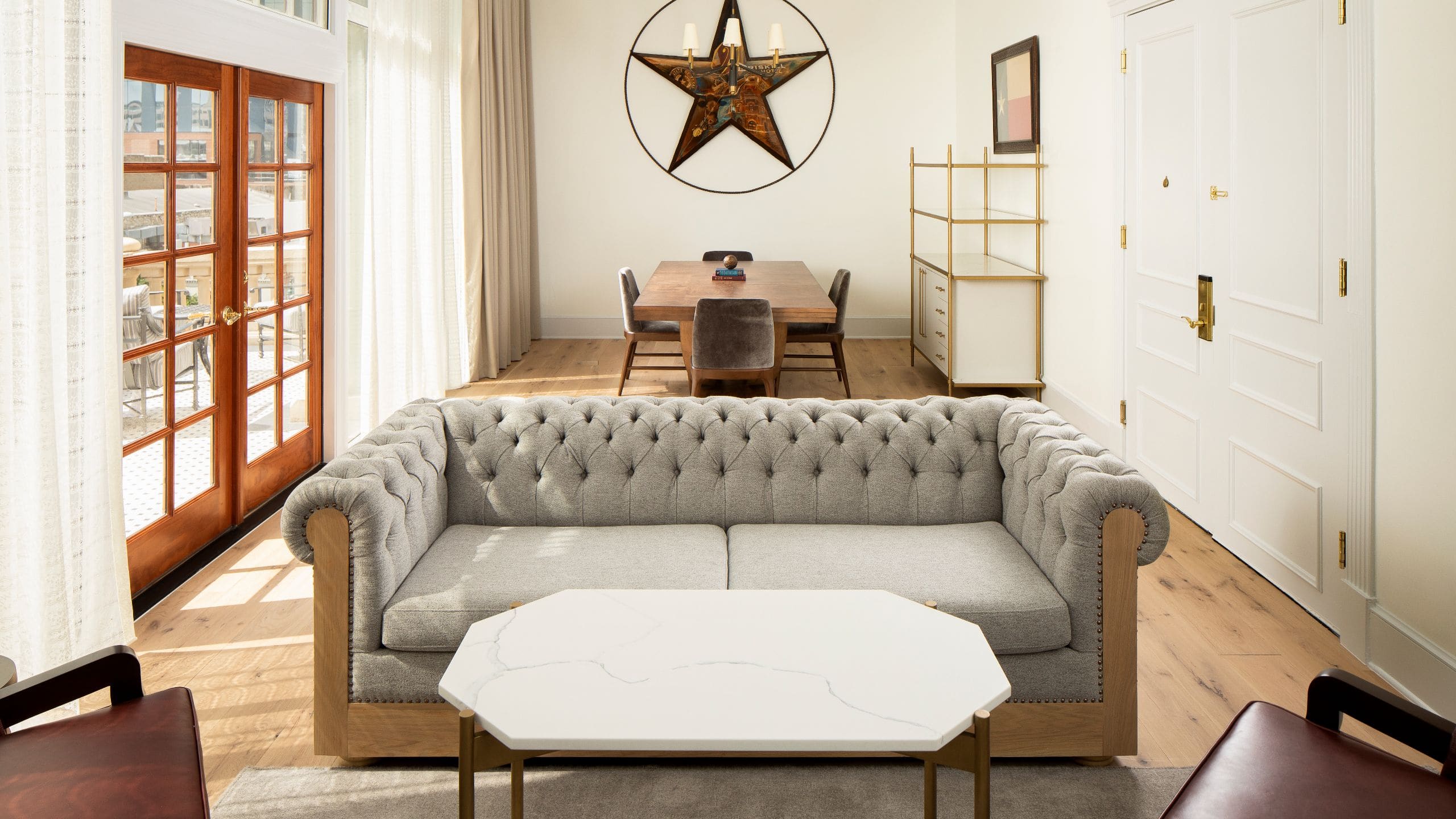 3 из 4 The Driskill Brazos Suite Living Room