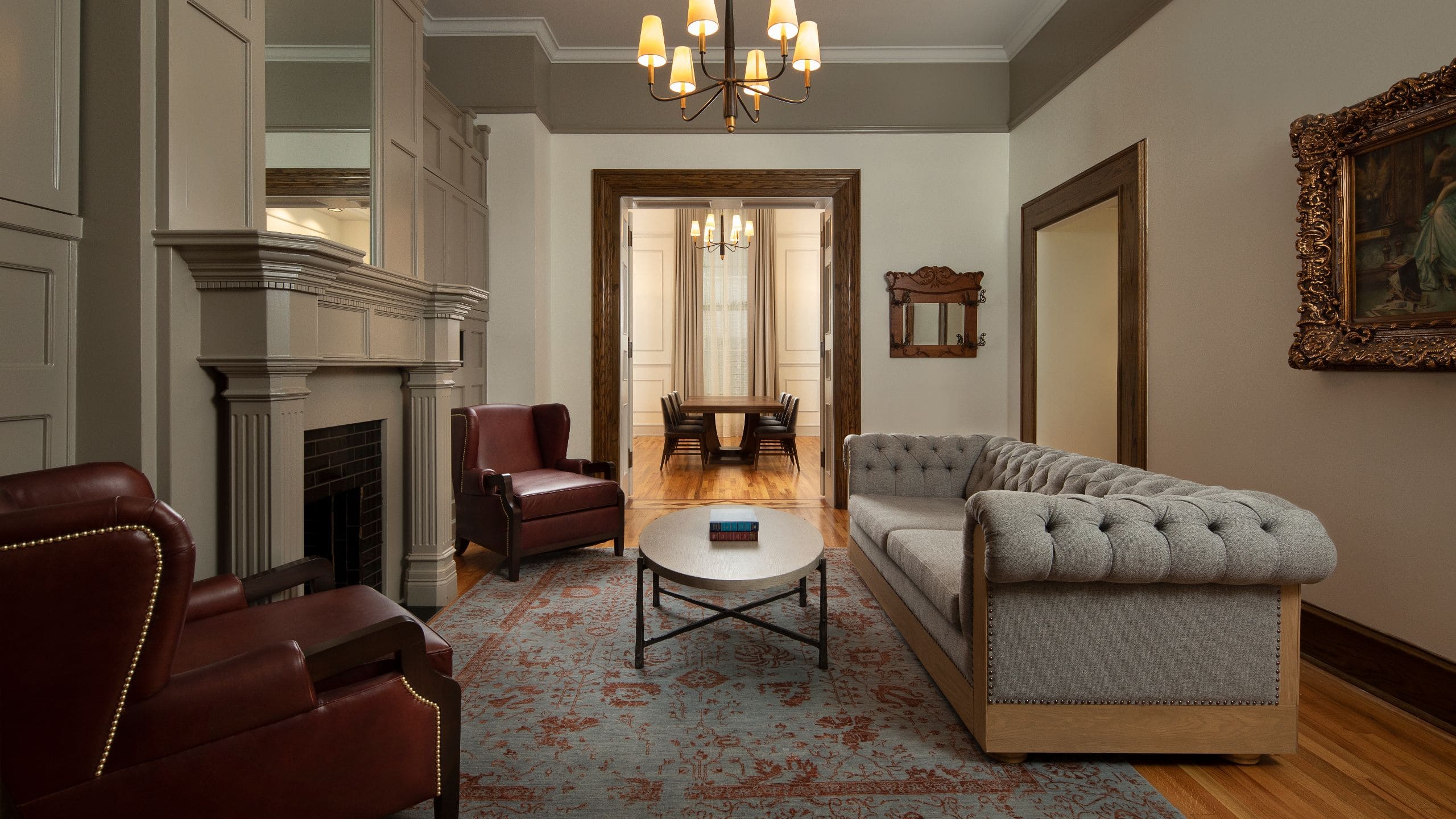 1 из 4 The Driskill Cattle Baron Suite Living Room