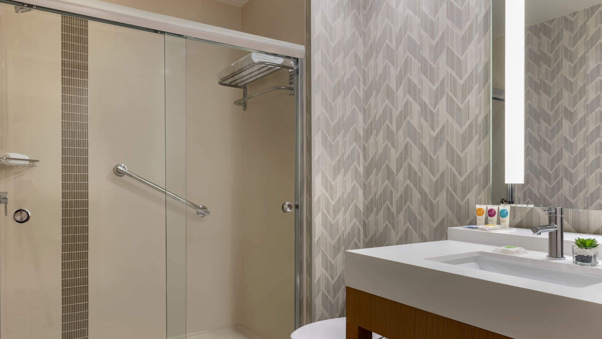 ヒューストンのダウンタウンに位置するホテルの広々とした客室