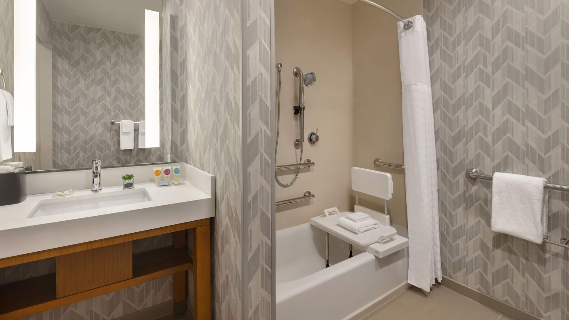 2 из 2 Hyatt Place Houston / Downtown Accessible Bathroom Tub