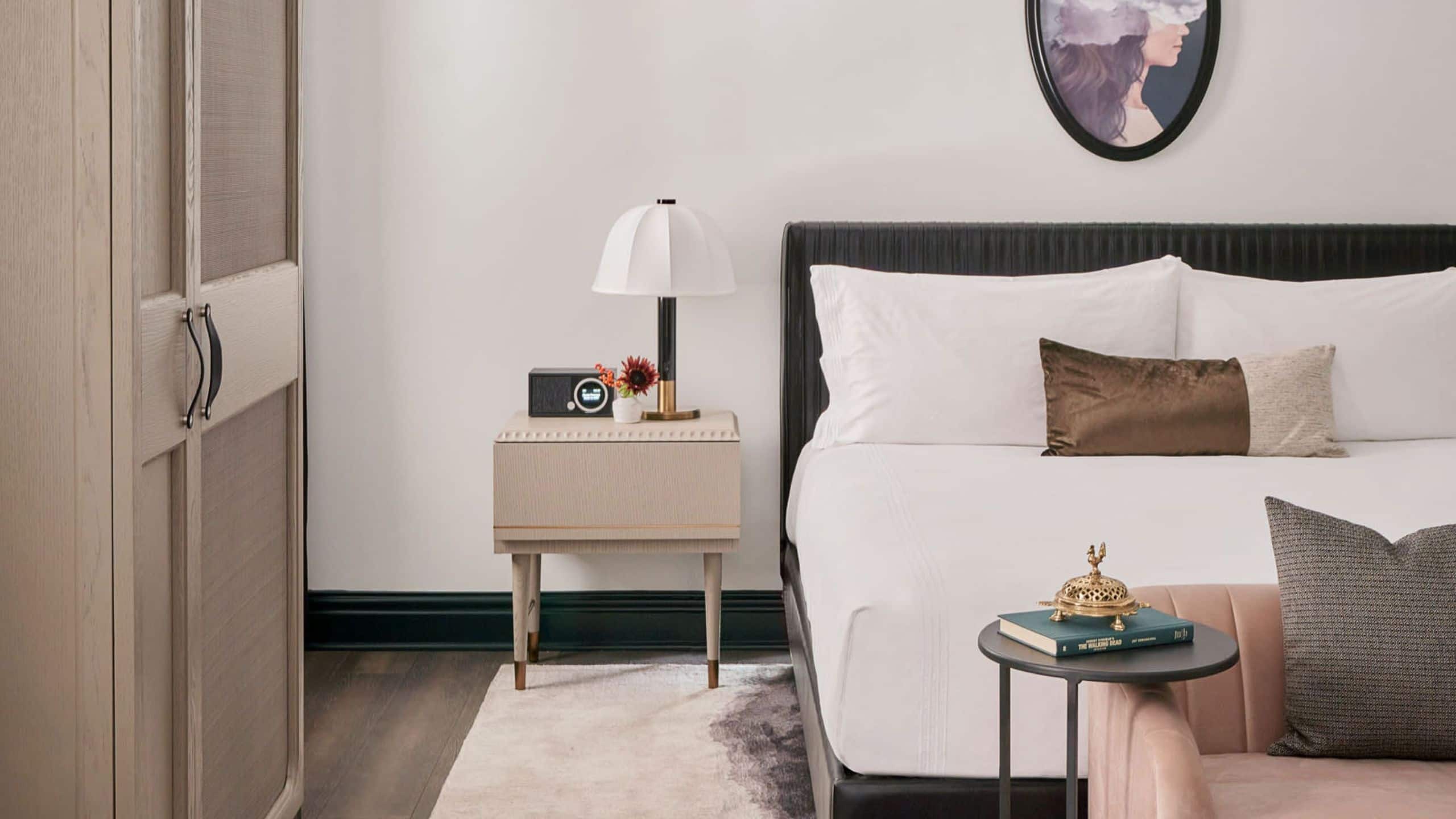 Hotel Kansas City King Guestroom