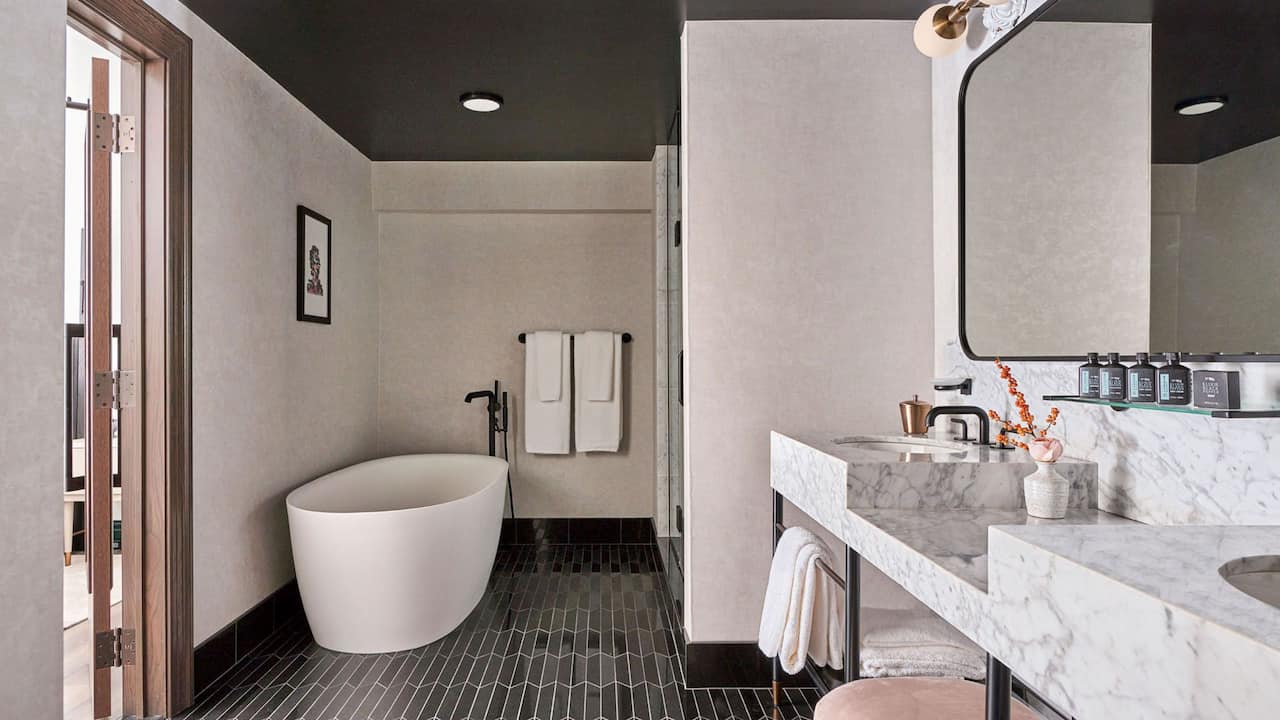 Suite Bathroom Bathtub