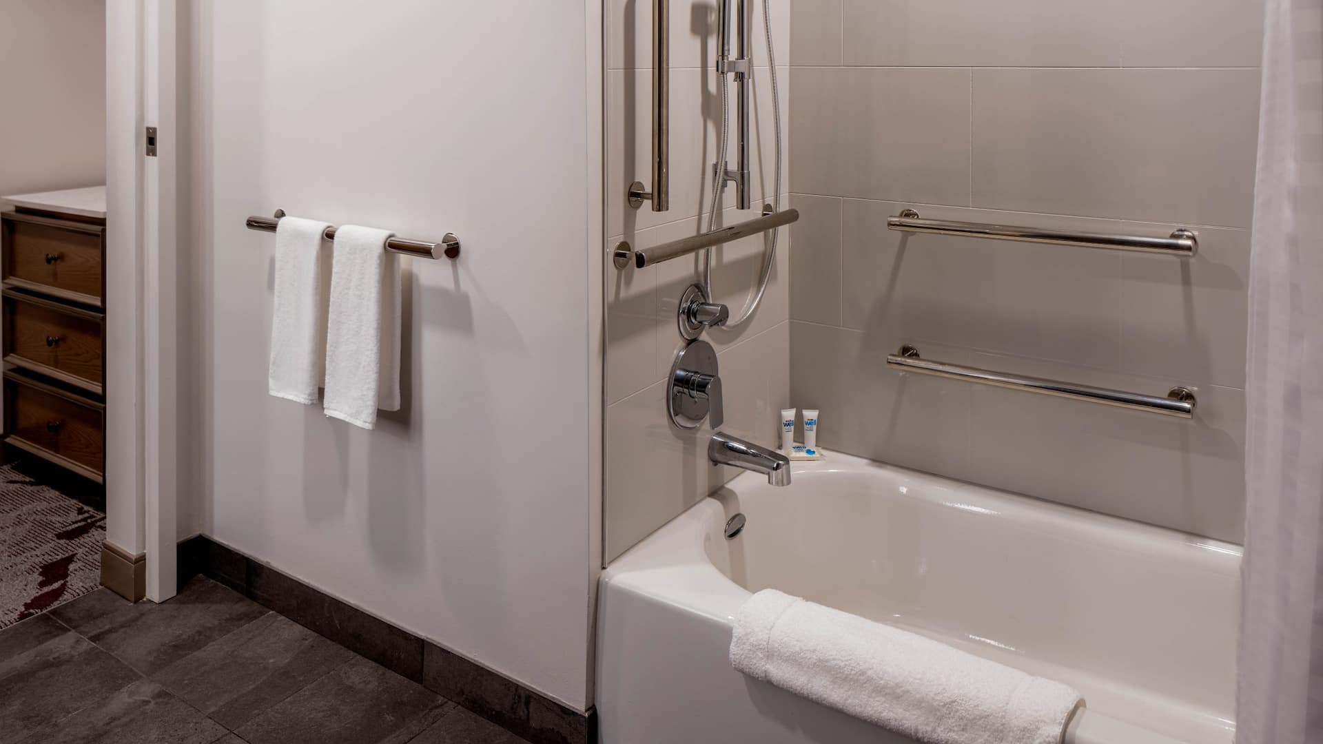 4 из 4 Hyatt House Tampa Downtown ADA Bathtub
