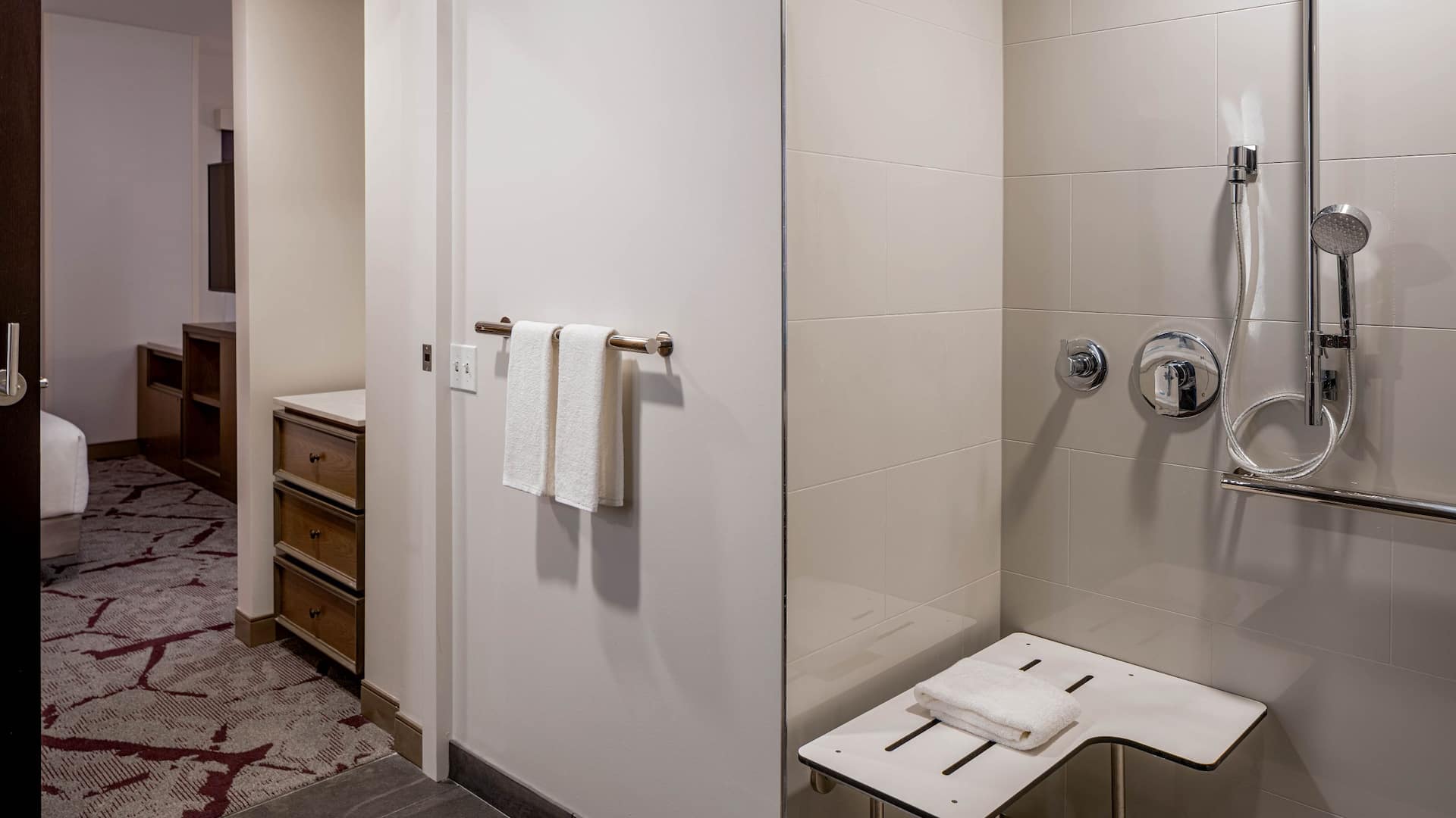 4 из 4 Hyatt House Tampa Downtown ADA Roll In Shower