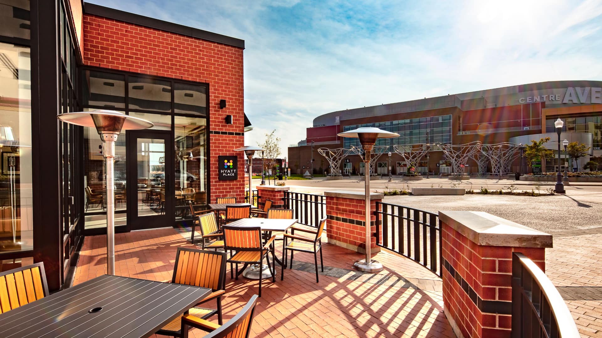 Hyatt Place Moncton / Downtown Dining Patio