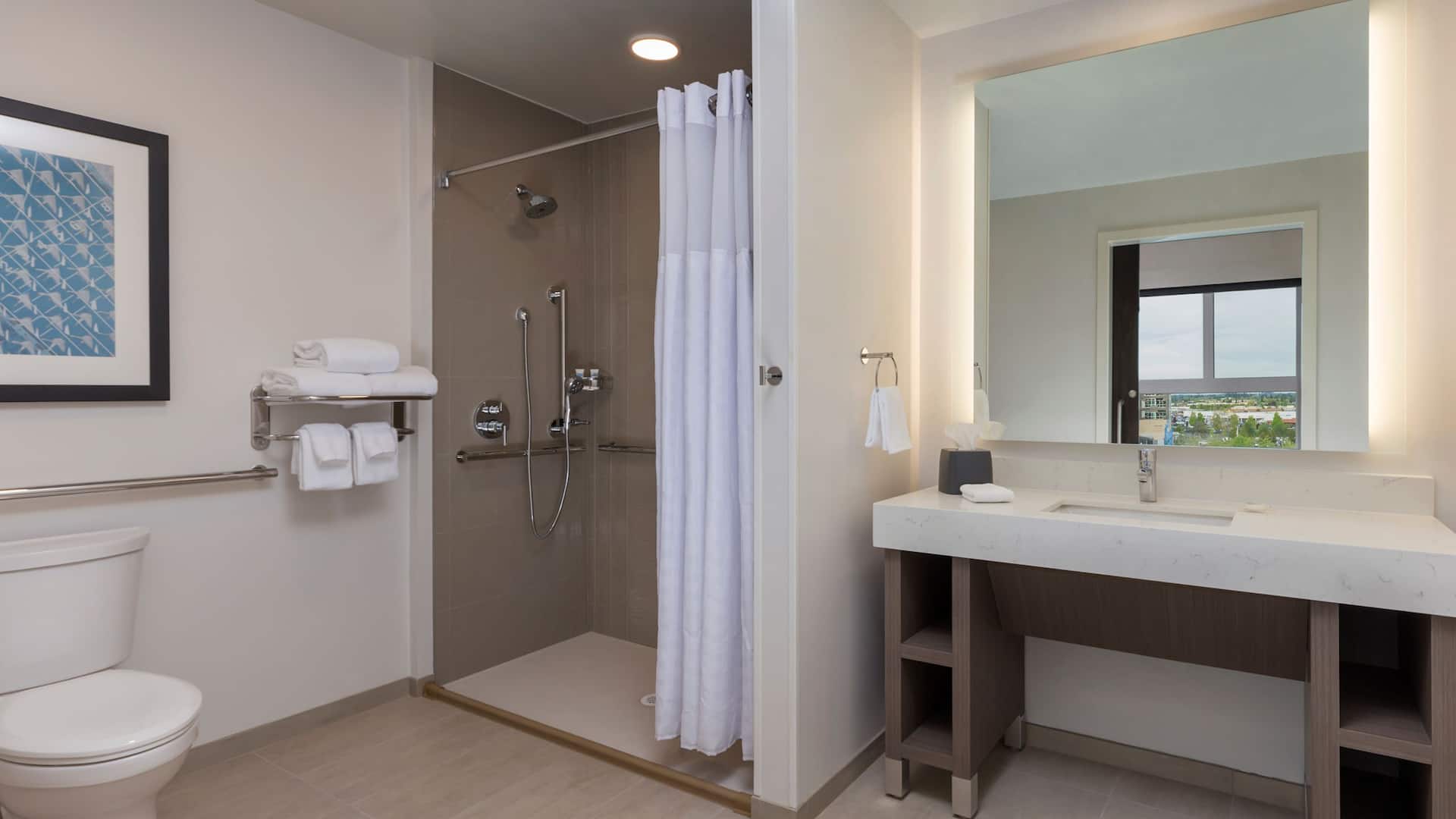 4 de 4 Hyatt House Portland / Beaverton Bathroom Accessible Shower