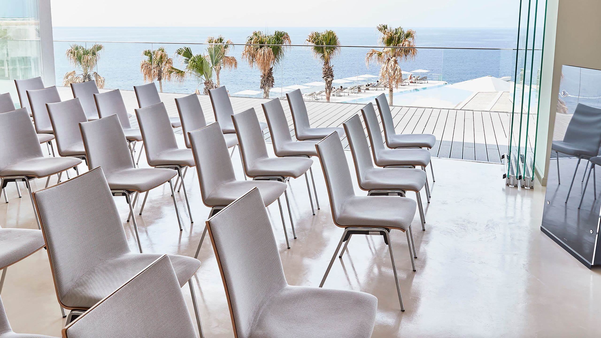 1 de 4 7Pines Resort Ibiza Classroom Seating