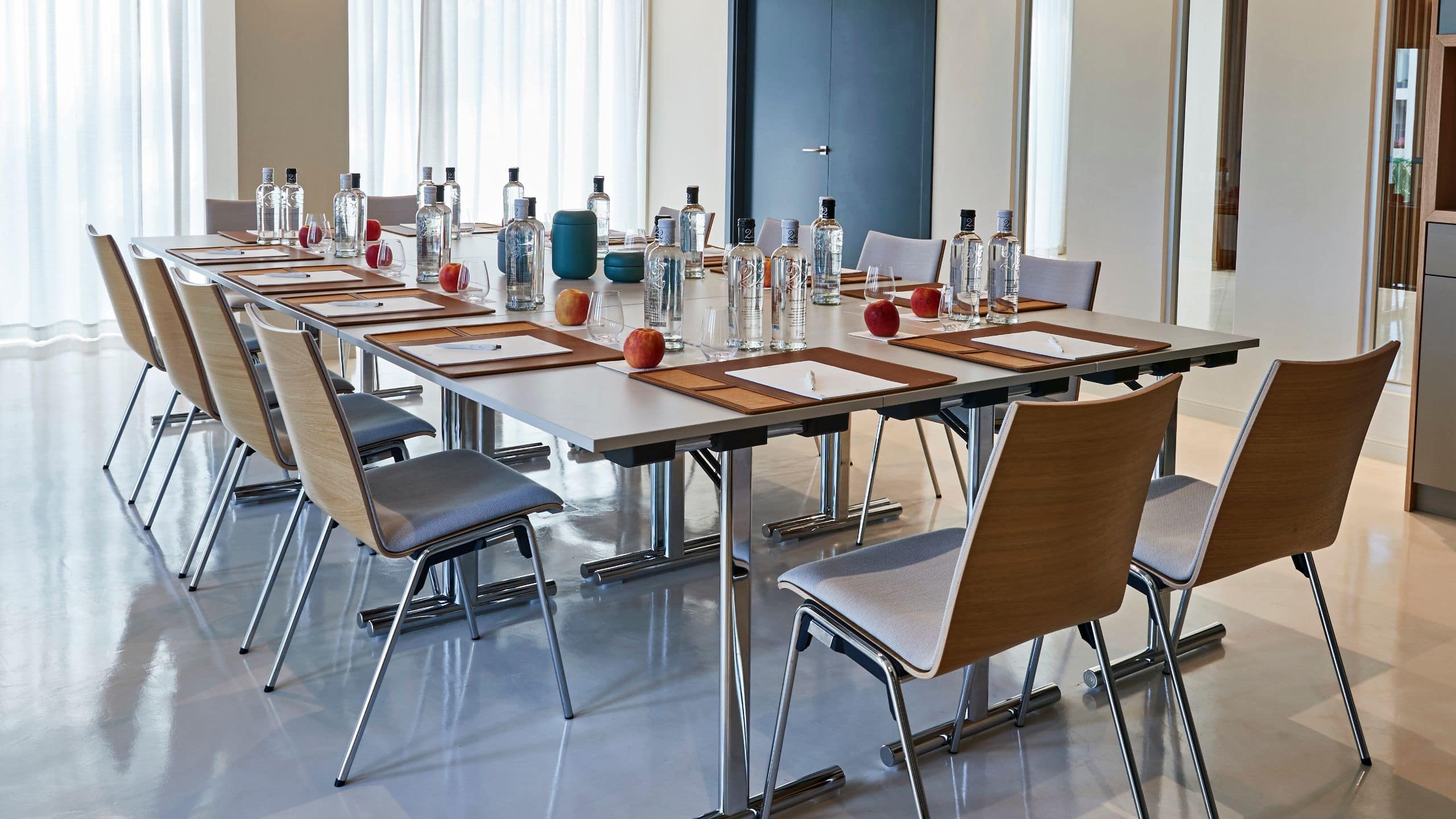 1 de 2 7Pines Resort Ibiza Meeting Table Set up