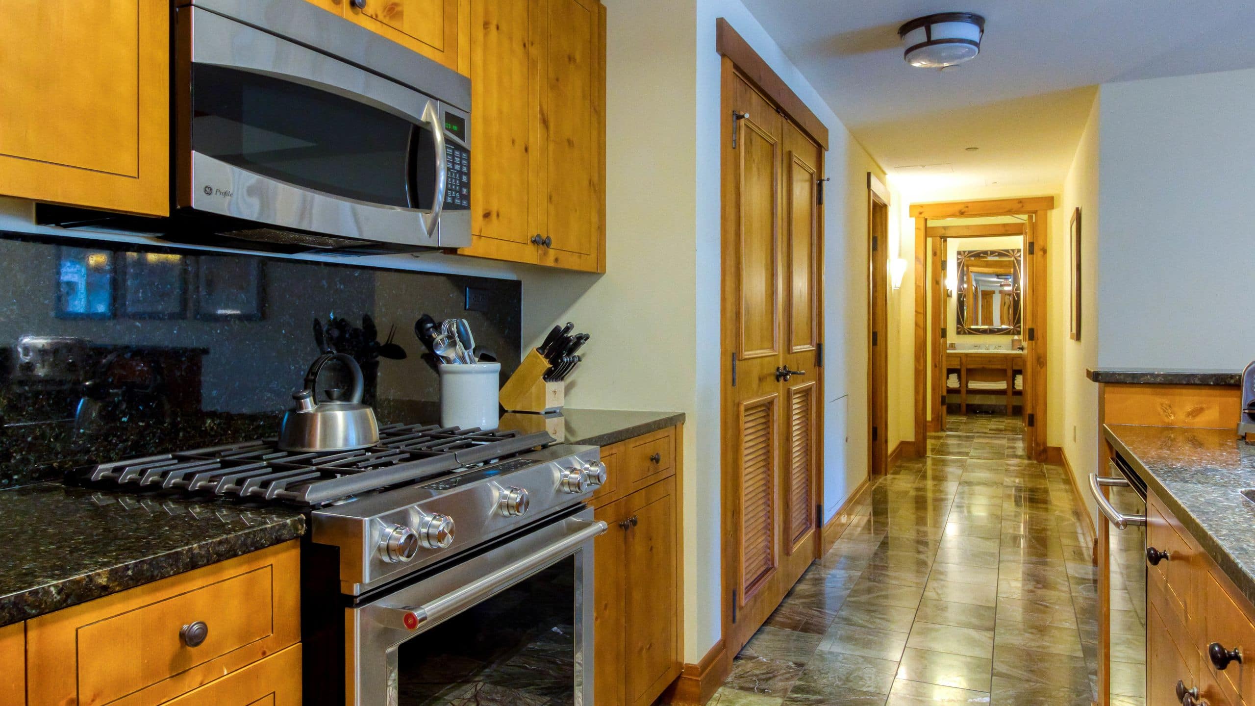 第 4，共 5 The Lodge at Spruce Peak Three Bed Penthouse Kitchen