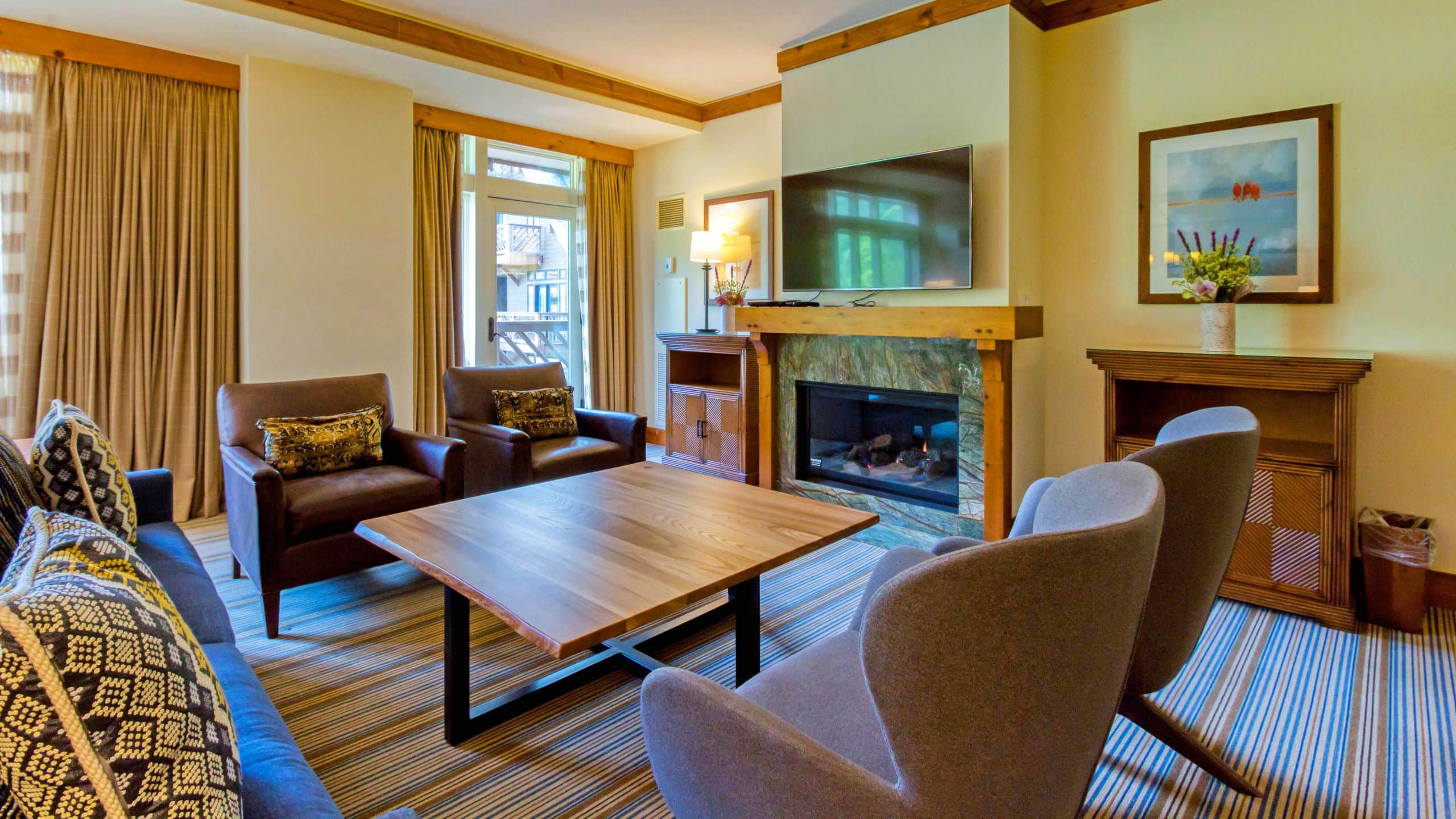 第 3，共 5 The Lodge at Spruce Peak Three Bed Penthouse Living