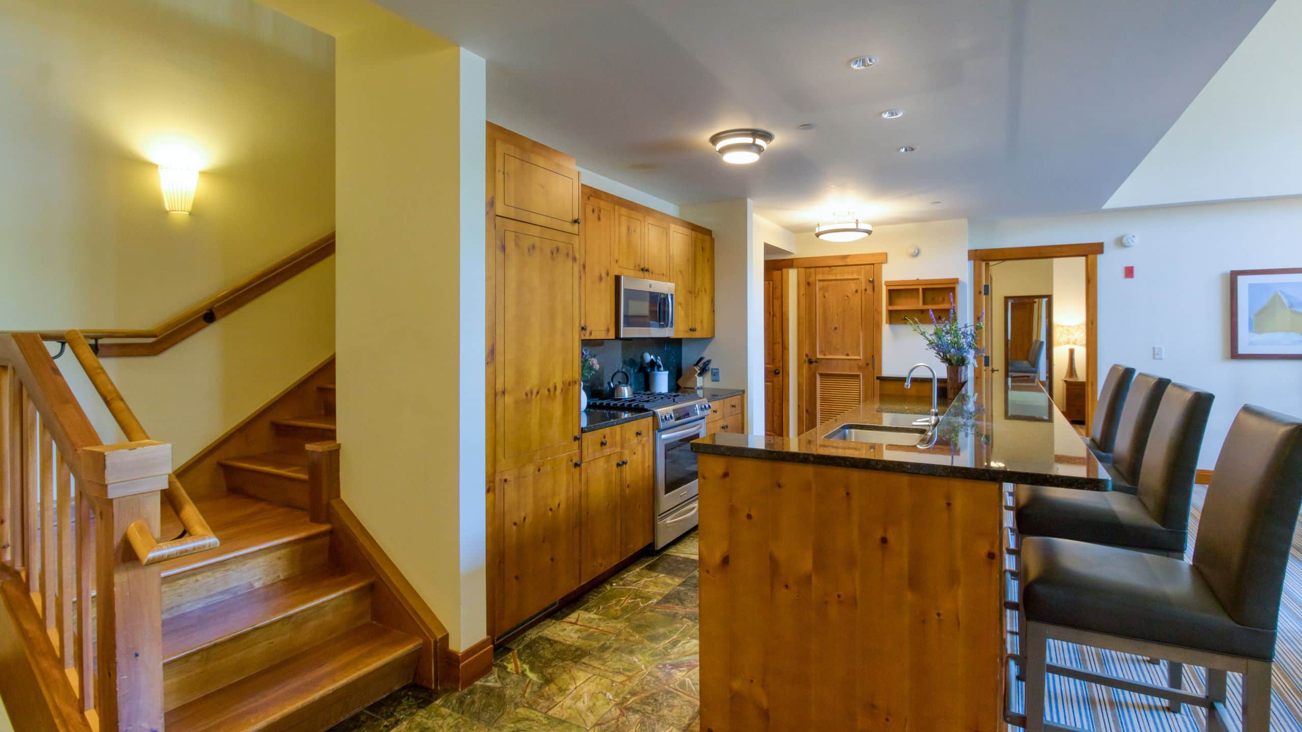 第 3，共 5 The Lodge at Spruce Peak Four Bed Penthouse Kitchen