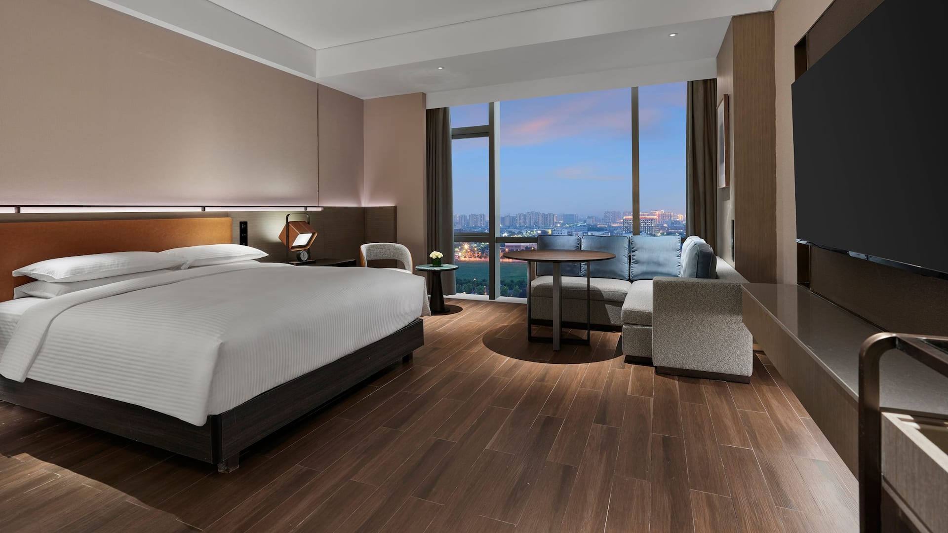 1/1 Hyatt Regency Shanghai Songjiang Deluxe King Lake View