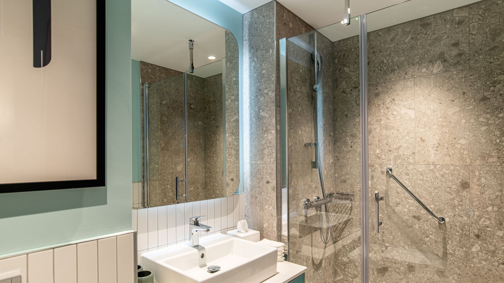 2 de 2 Hyatt Place London City East Bathroom HFKX