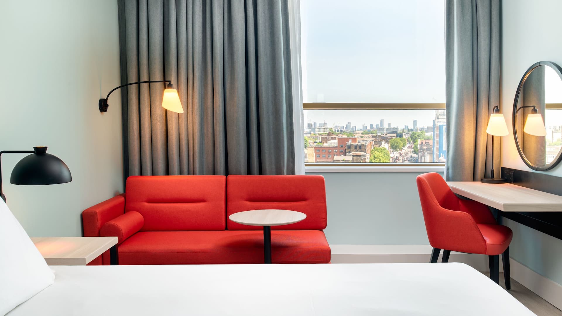 4 de 6 Hyatt Place London City East Guestroom HFKX Couch