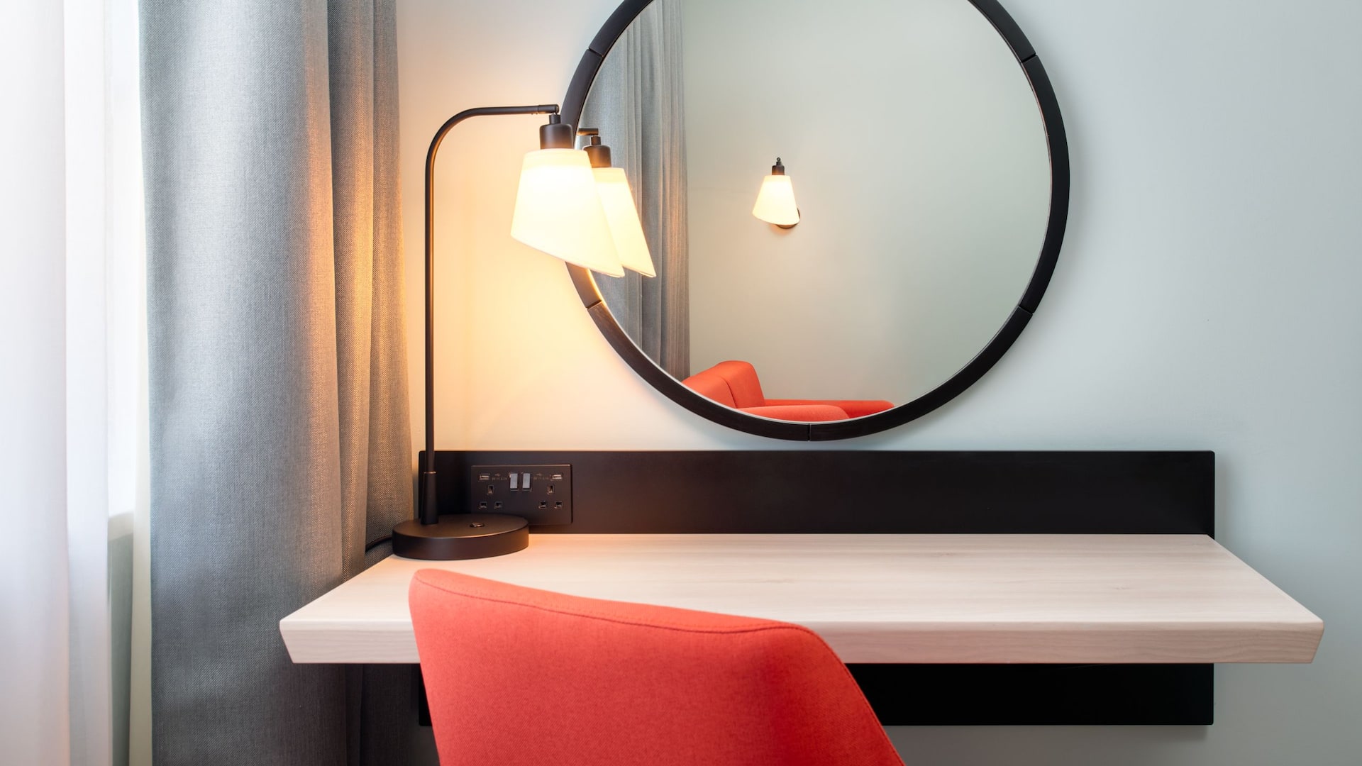 5 de 6 Hyatt Place London City East Guestroom HFKX Desk