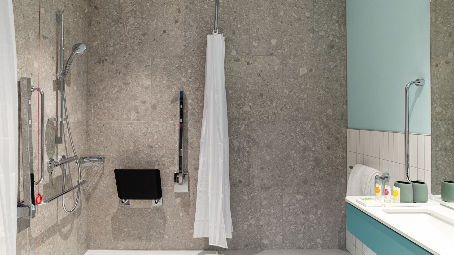 5 de 5 Hyatt Place London City East ADA Bathroom KNGX