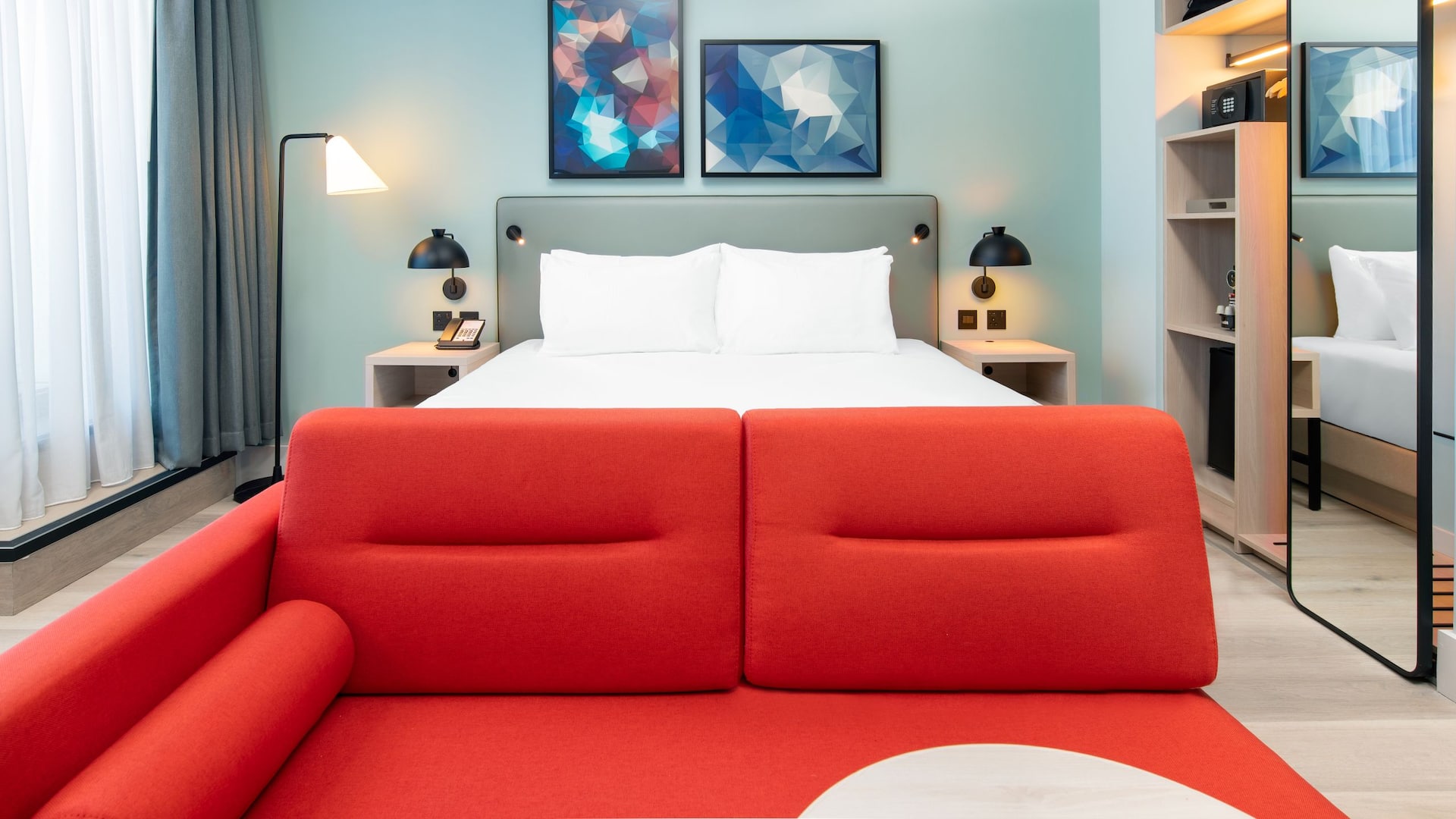 3 de 6 Hyatt Place London City East Guestroom SPKG Couch