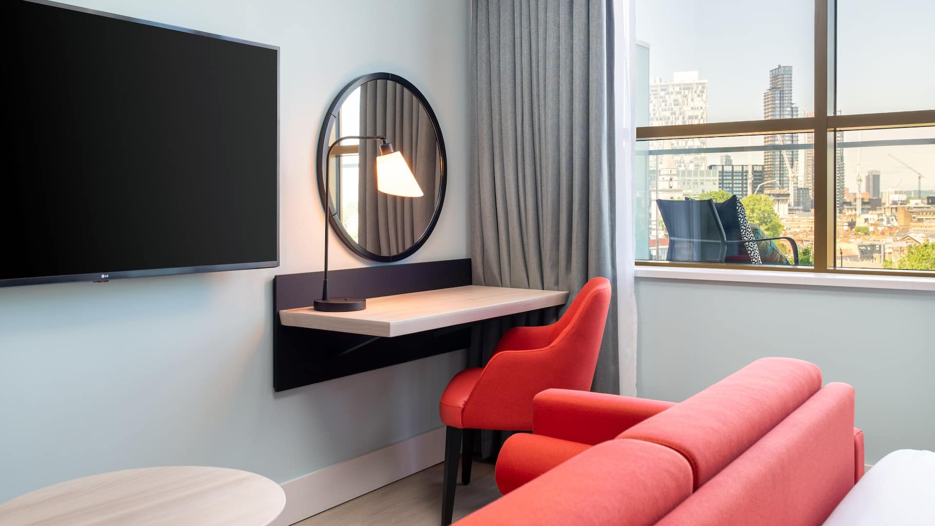 4 de 6 Hyatt Place London City East Guestroom SPKG Seating Area