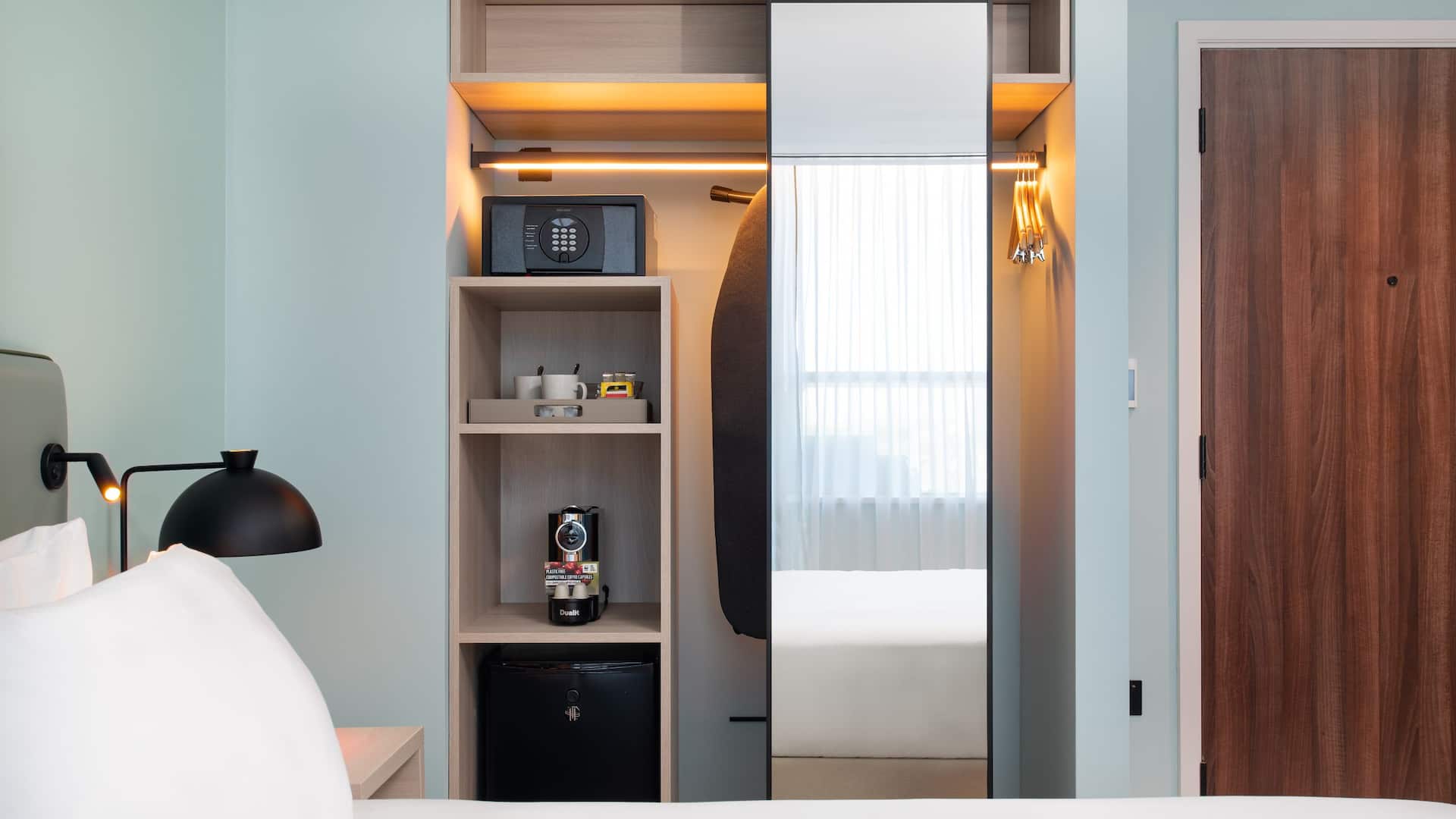 5 de 6 Hyatt Place London City East Guestroom SPKG Room Amenities