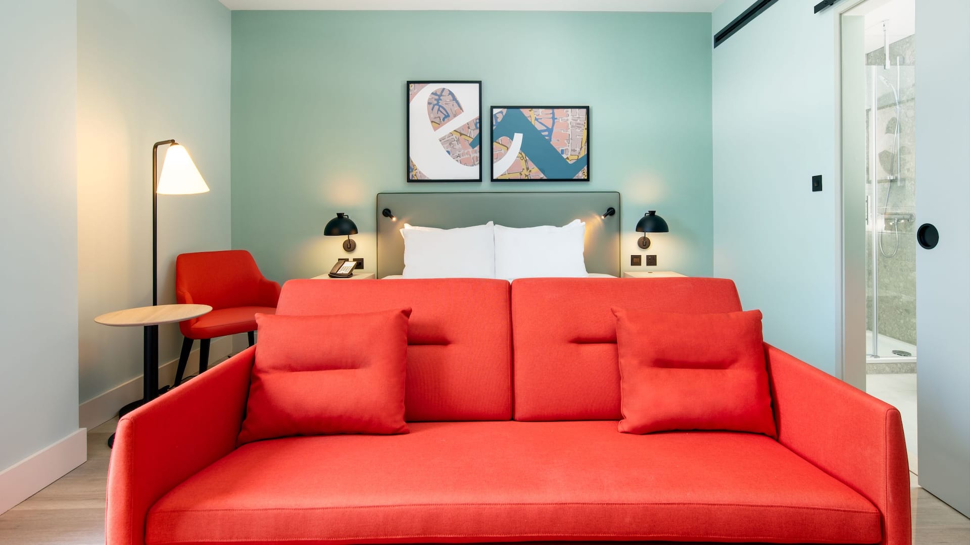 3 de 5 Hyatt Place London City East Guestroom King Sofa