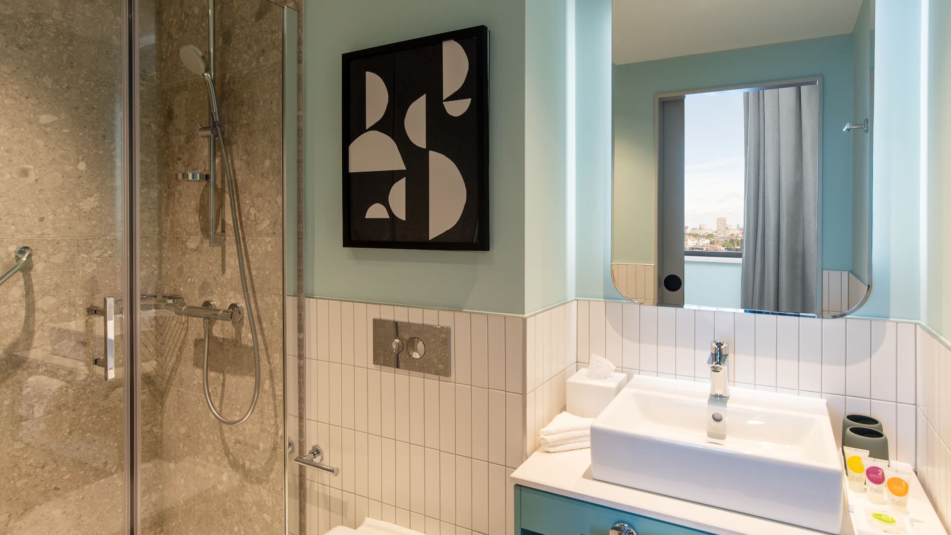 6 von 6 Hyatt Place London City East Bathroom 2SPK