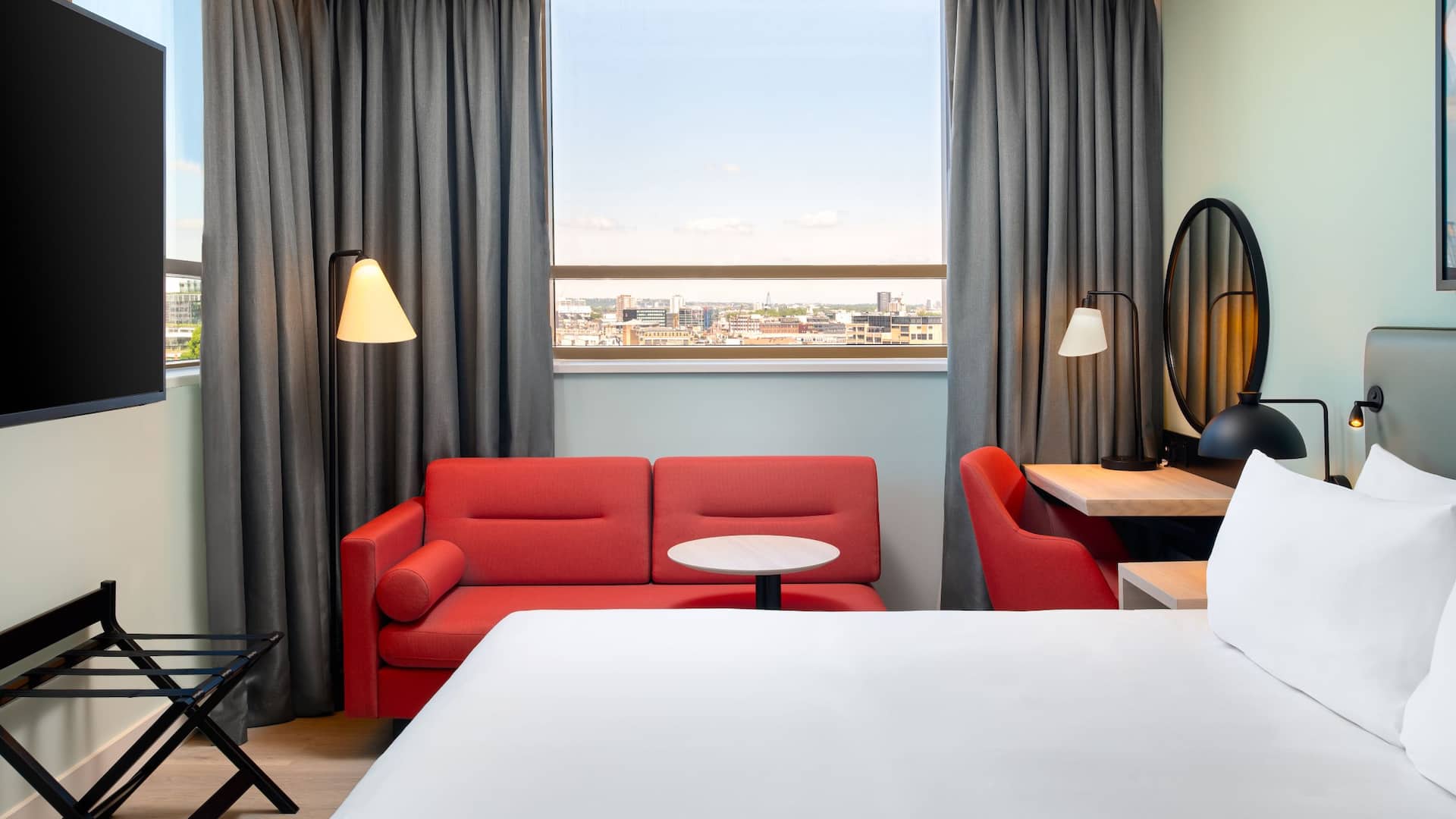 5 von 6 Hyatt Place London City East Guestroom 2SPK Sofa