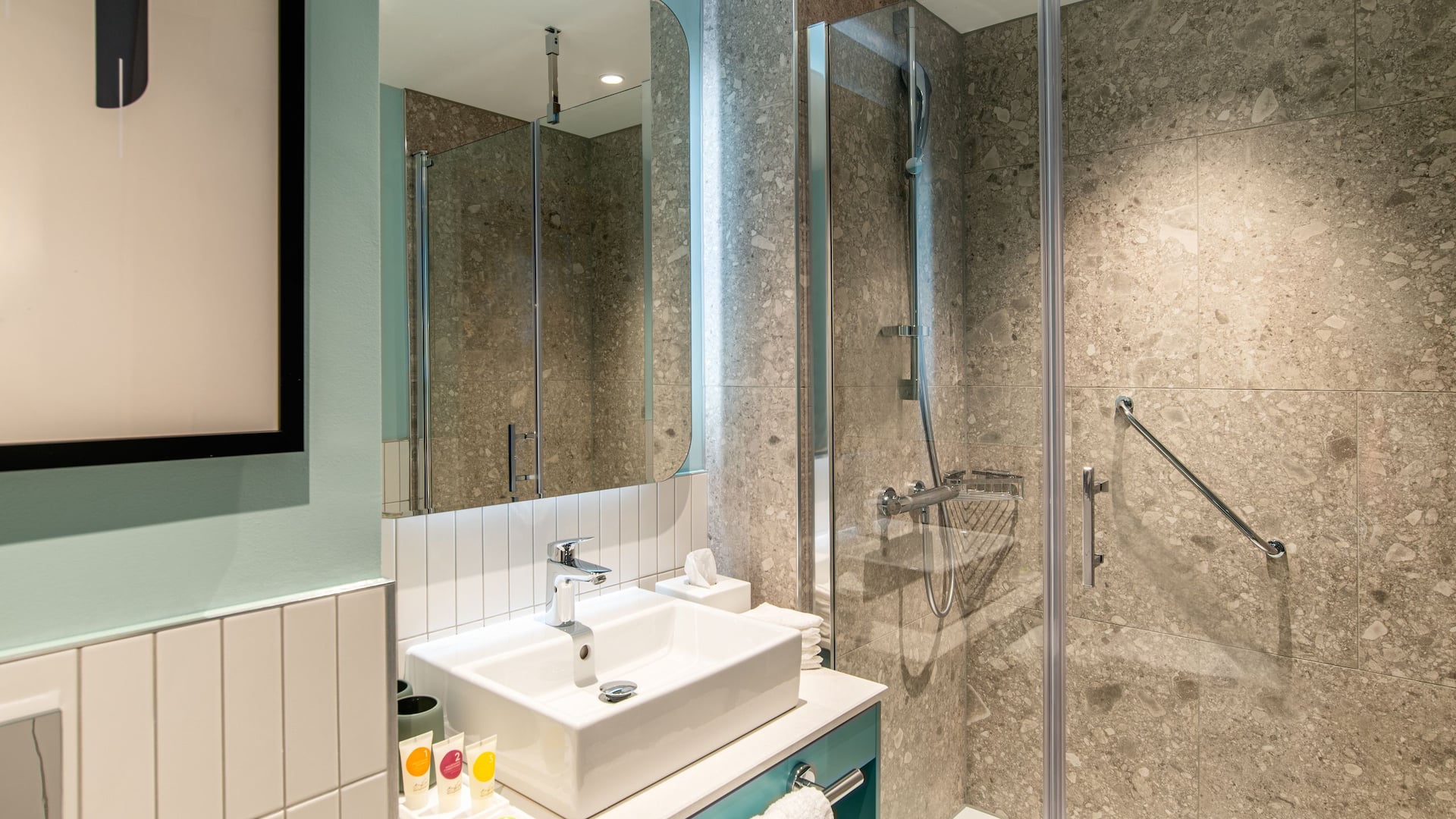 5 de 5 Hyatt Place London City East Bathroom KFTX