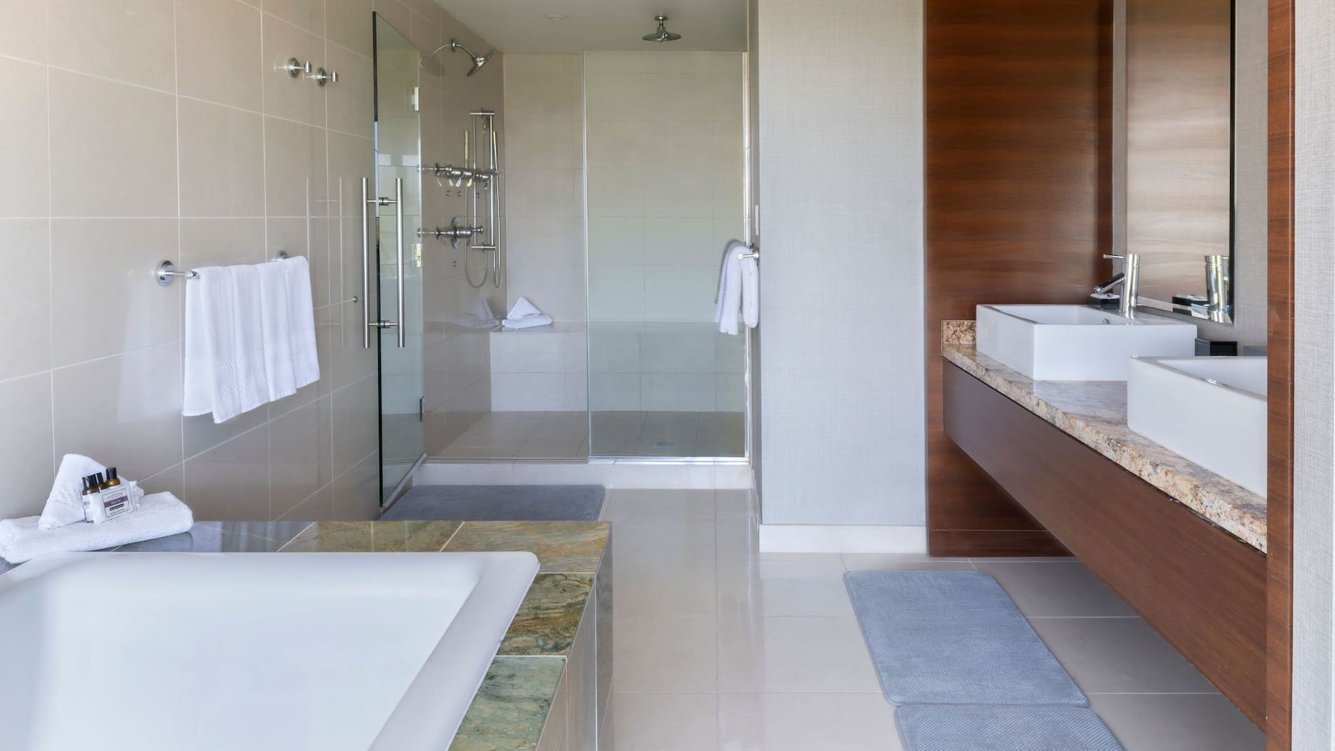 4/11 Hyatt Regency O'Hare Chicago Premier Presidential Suite Bathroom