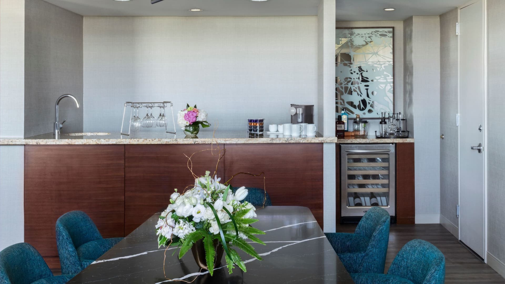 Hyatt Regency O'Hare Chicago Premier Presidential Suite Beverage Bar