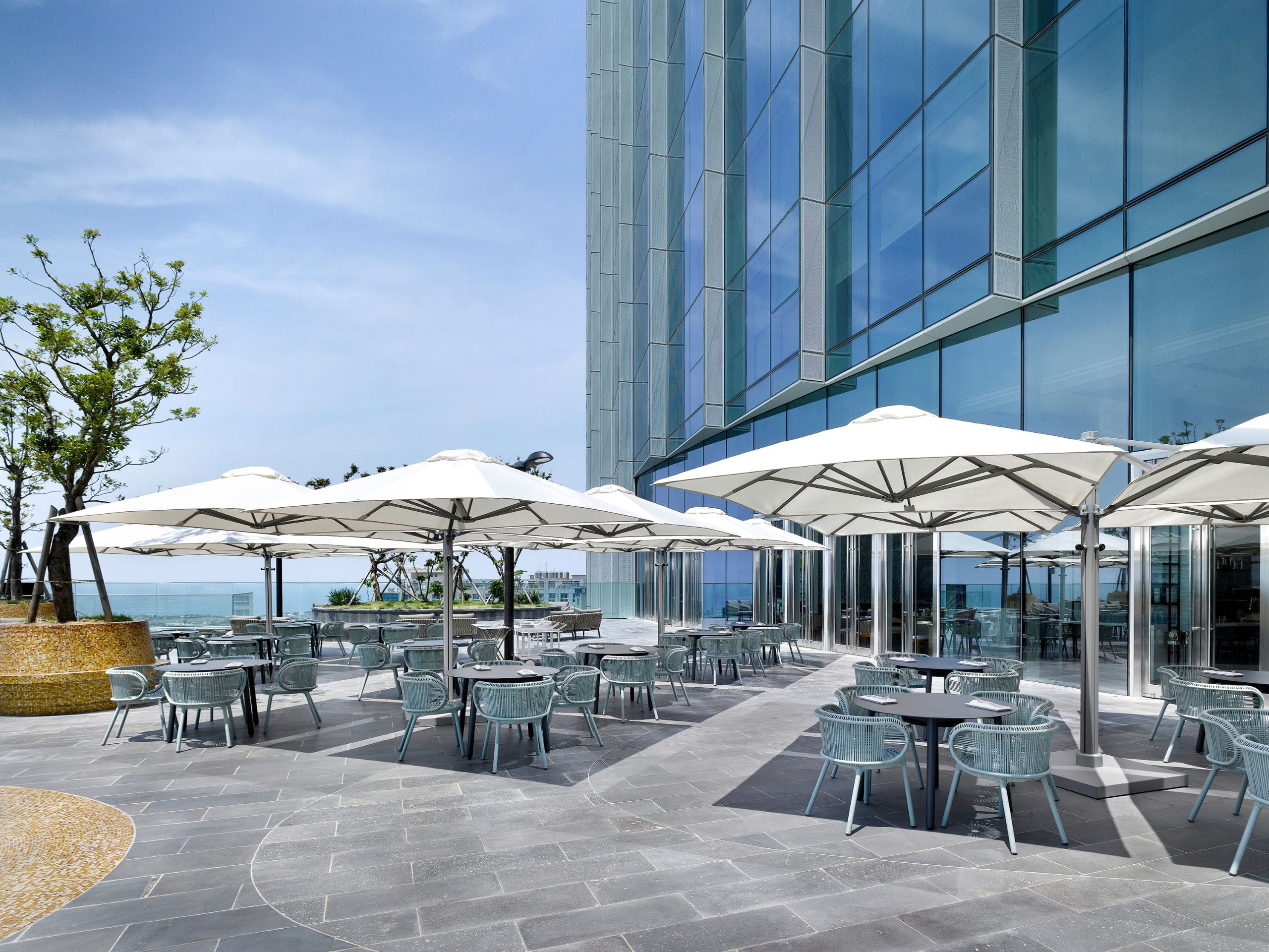 https://assets.hyatt.com/content/dam/hyatt/hyattdam/images/2021/07/15/1941/CJUGH-P0292-Outdoor-Terrace-Area.jpg/CJUGH-P0292-Outdoor-Terrace-Area.4x3.jpg