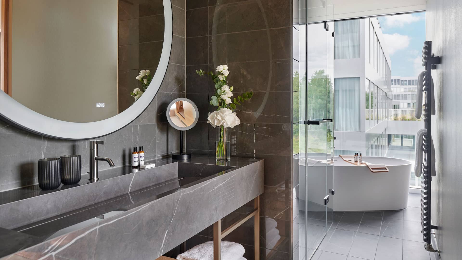 第 3，共 8 Hyatt Regency Zurich Airport The Circle Regency Suite Bathroom
