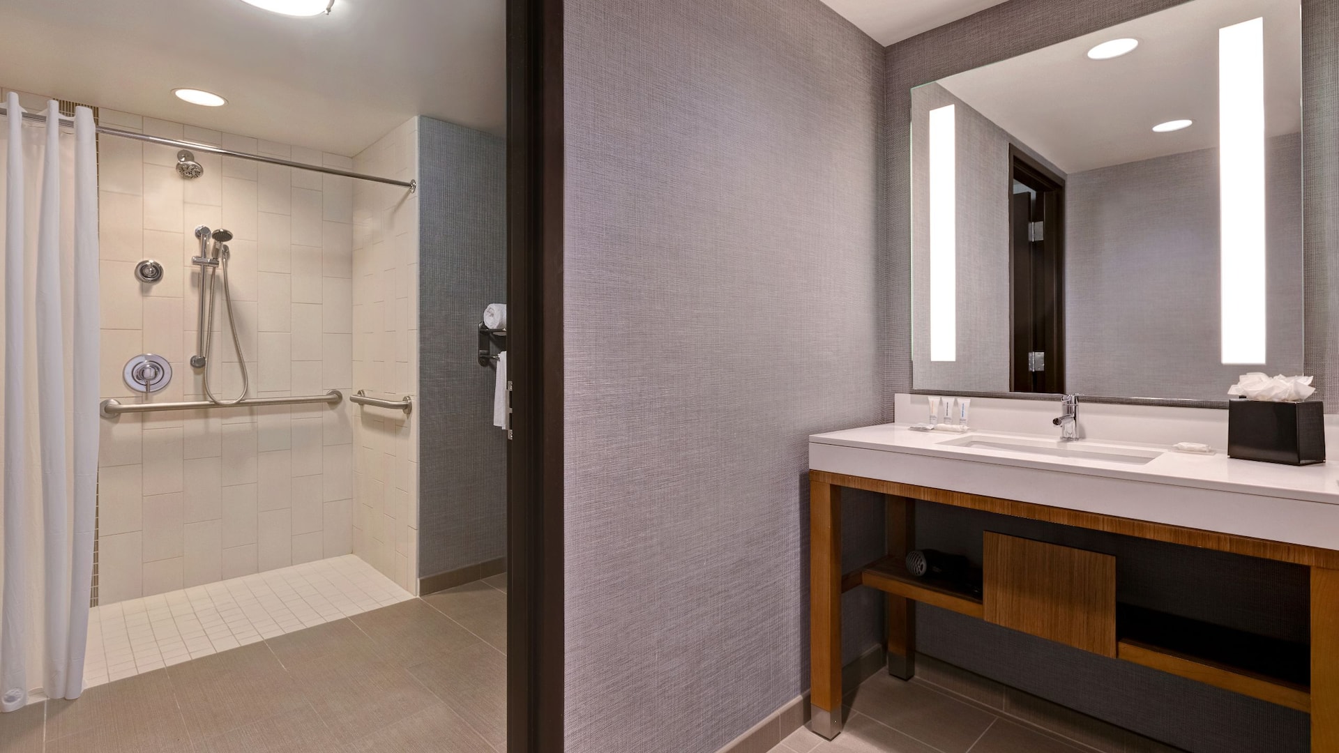 第 4，共 6 Hyatt Place Bloomington/Normal King Accessible Shower