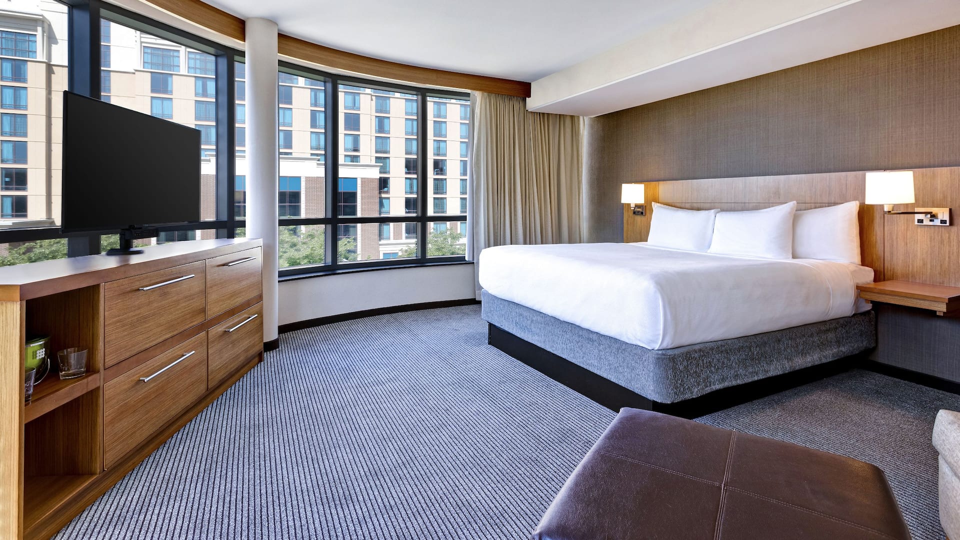 第 5，共 6 Hyatt Place Bloomington/Normal King Guestroom Curved
