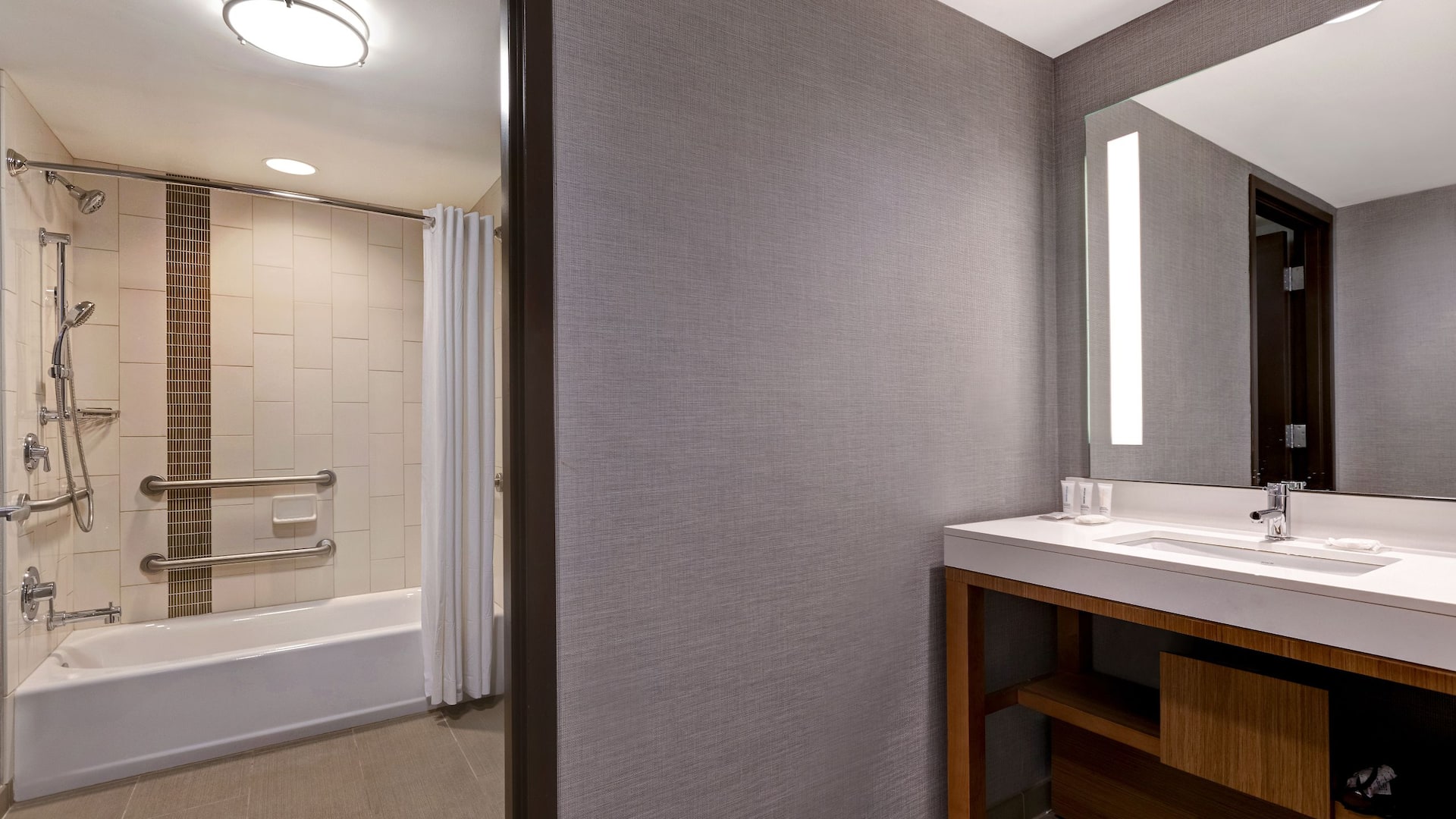 第 4，共 6 Hyatt Place Bloomington/Normal King Curved Accessible Bathtub