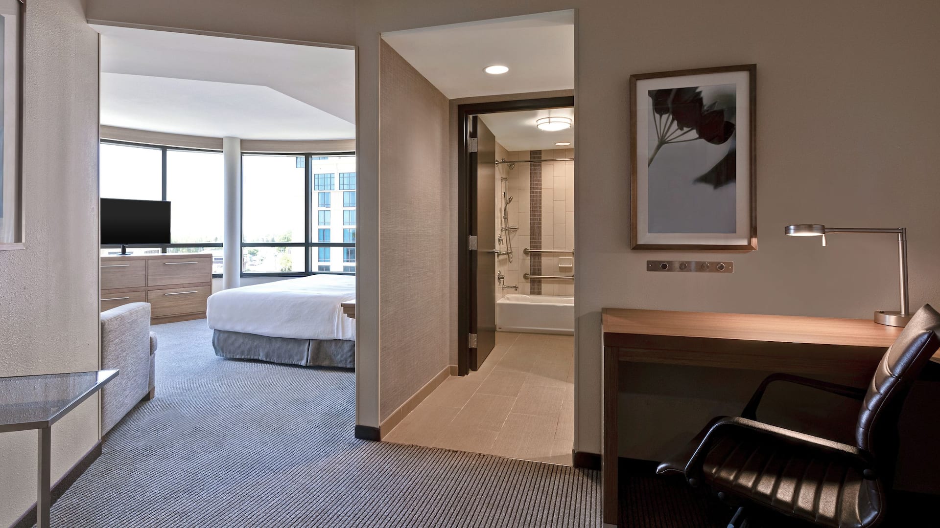 第 4，共 7 Hyatt Place Bloomington/Normal King Curved Entry