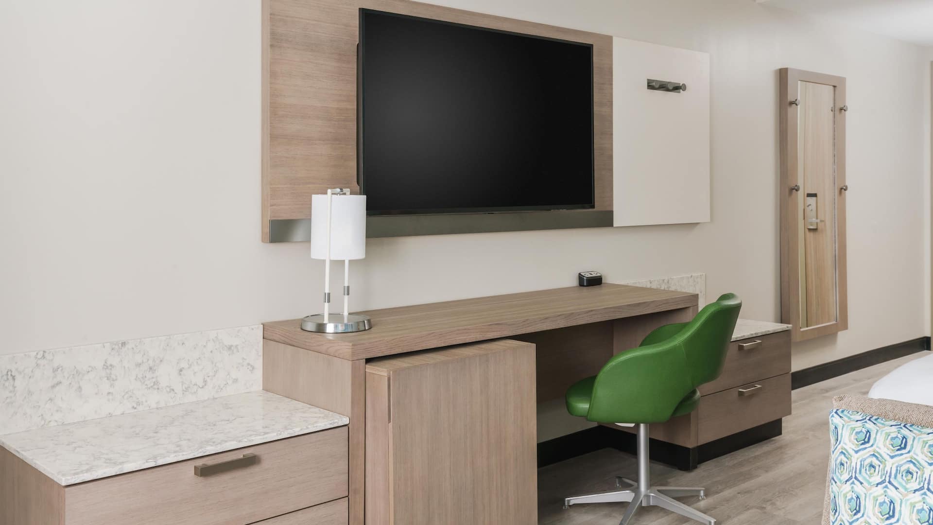 3 de 5 Hyatt Place Panama City Beach / Beachfront Guestroom Desk