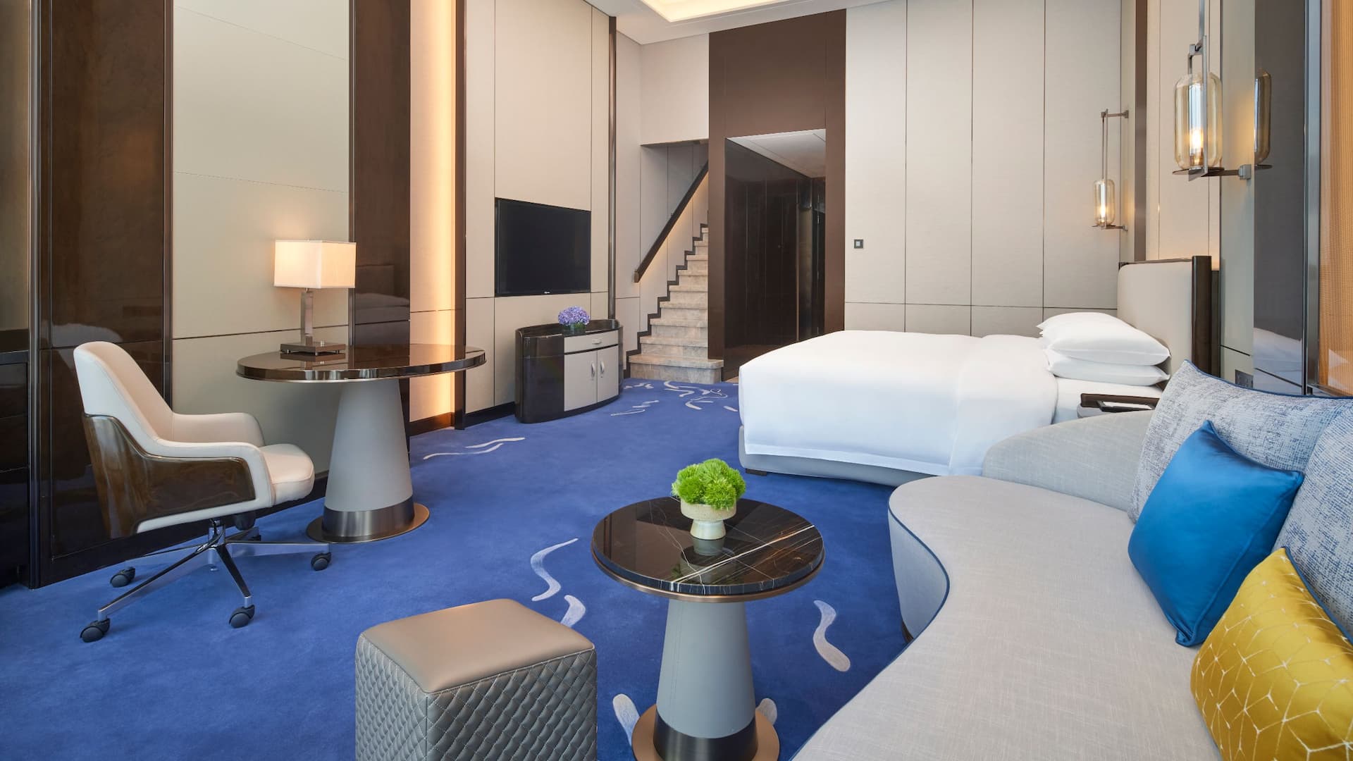 1 von 2 Hyatt Regency Lanzhou Two Twin Loft Club Access Living Room