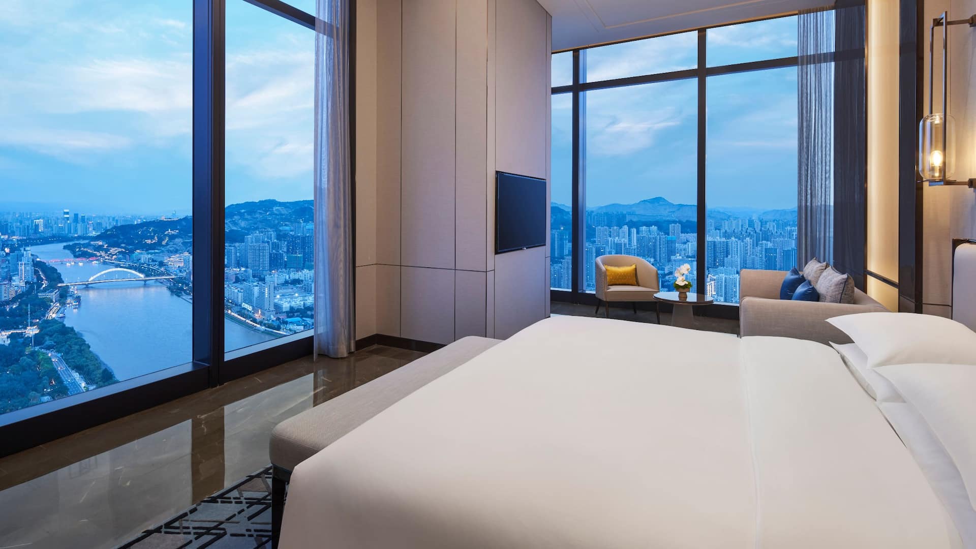 2 von 3 Hyatt Regency Lanzhou Regency Executive Suite Bedroom