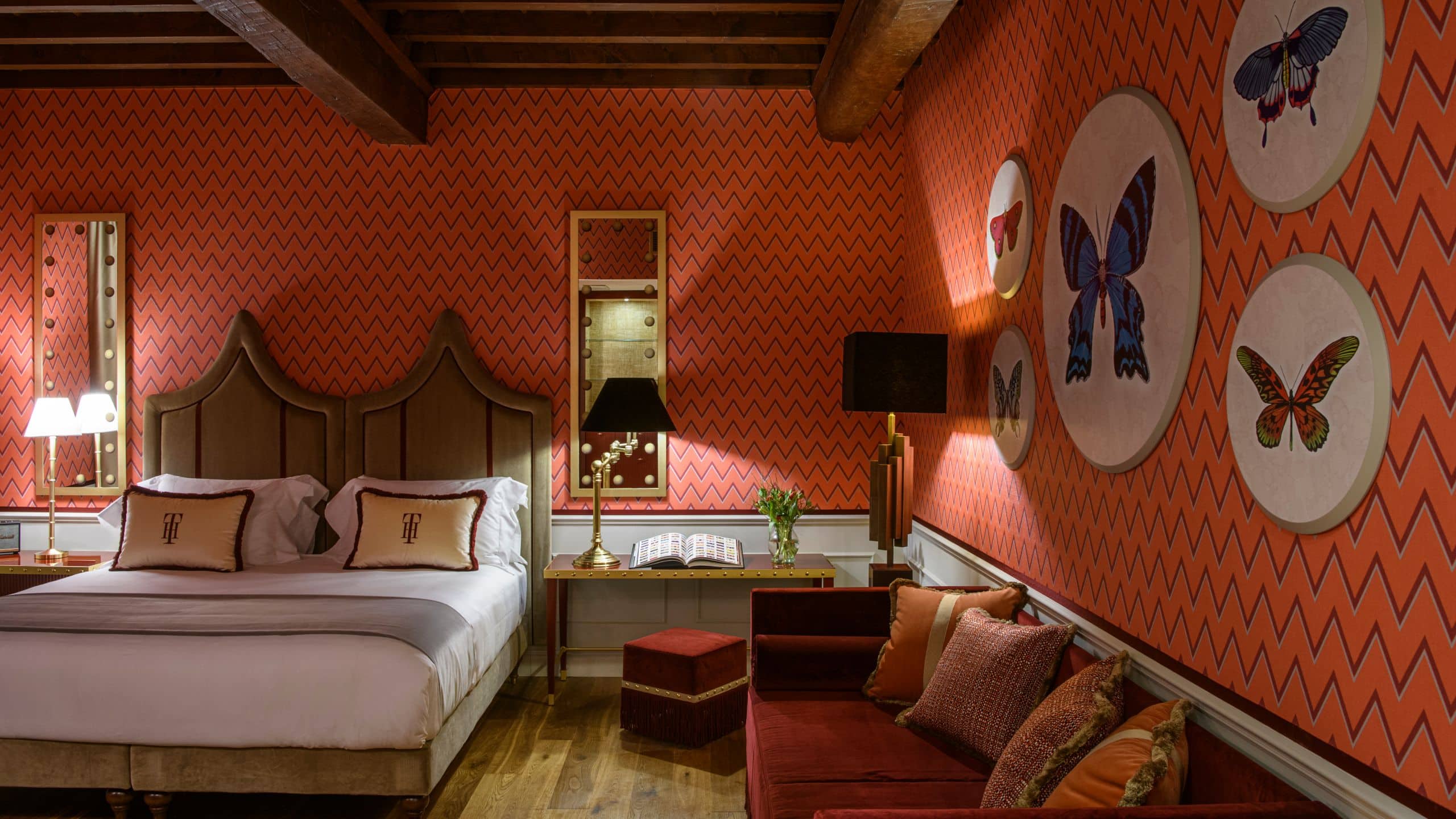 1 de 4 IL Tornabuoni Hotel King Bed Premium Guestroom Orange