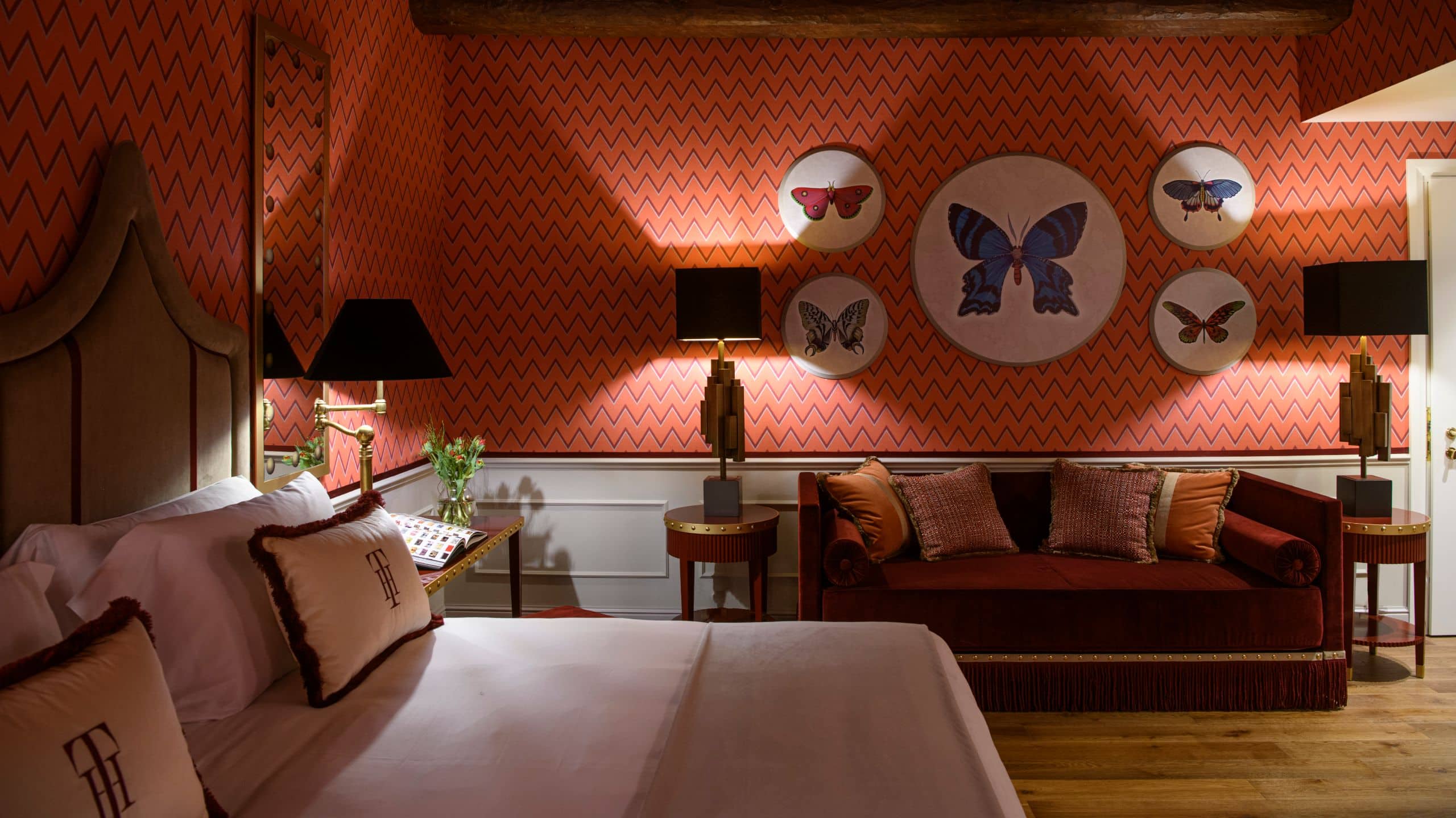 3 de 4 IL Tornabuoni Hotel King Bed Premium Guestroom Design
