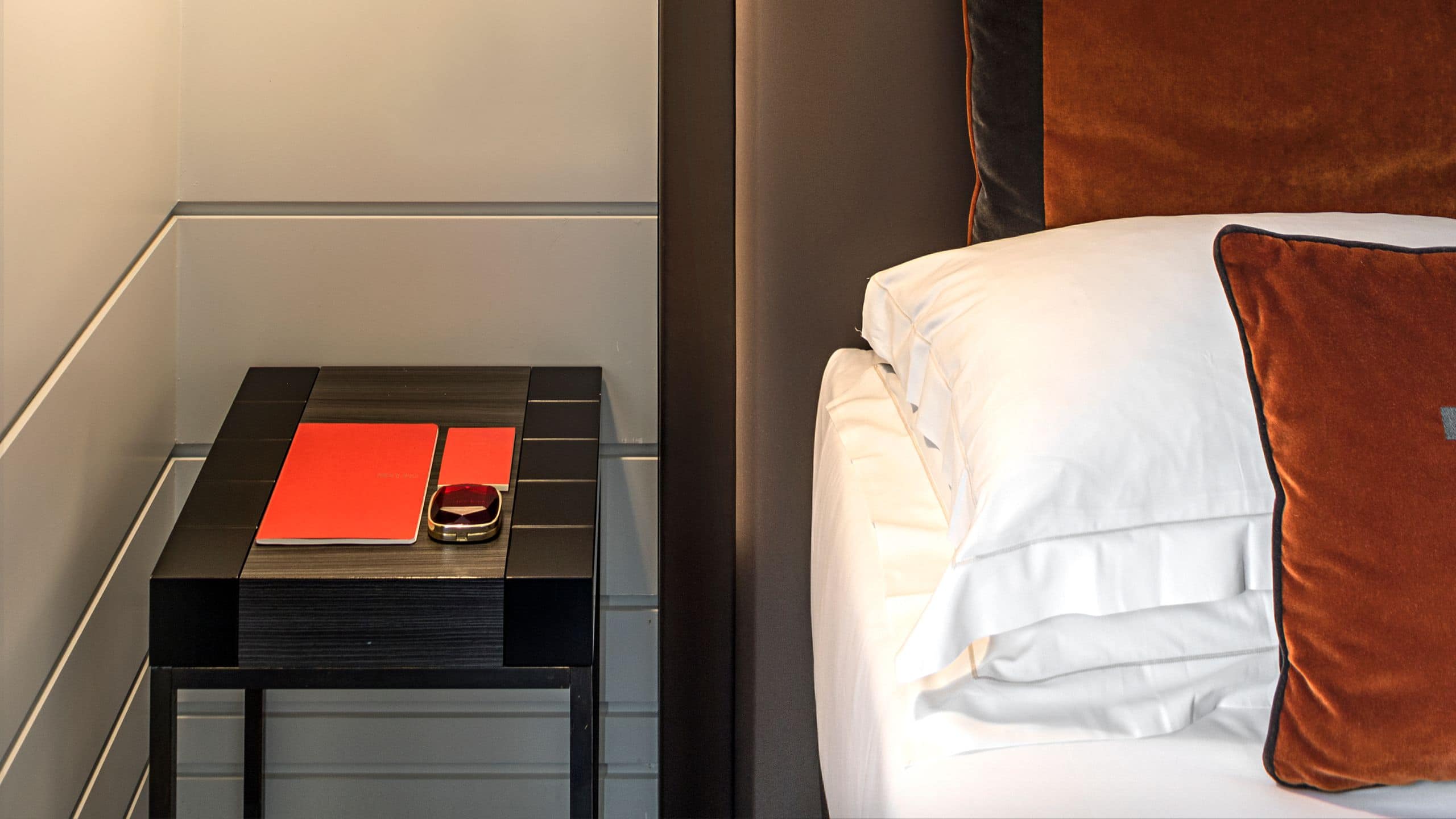 4/5 The Tribune King Bed Deluxe Room Detail