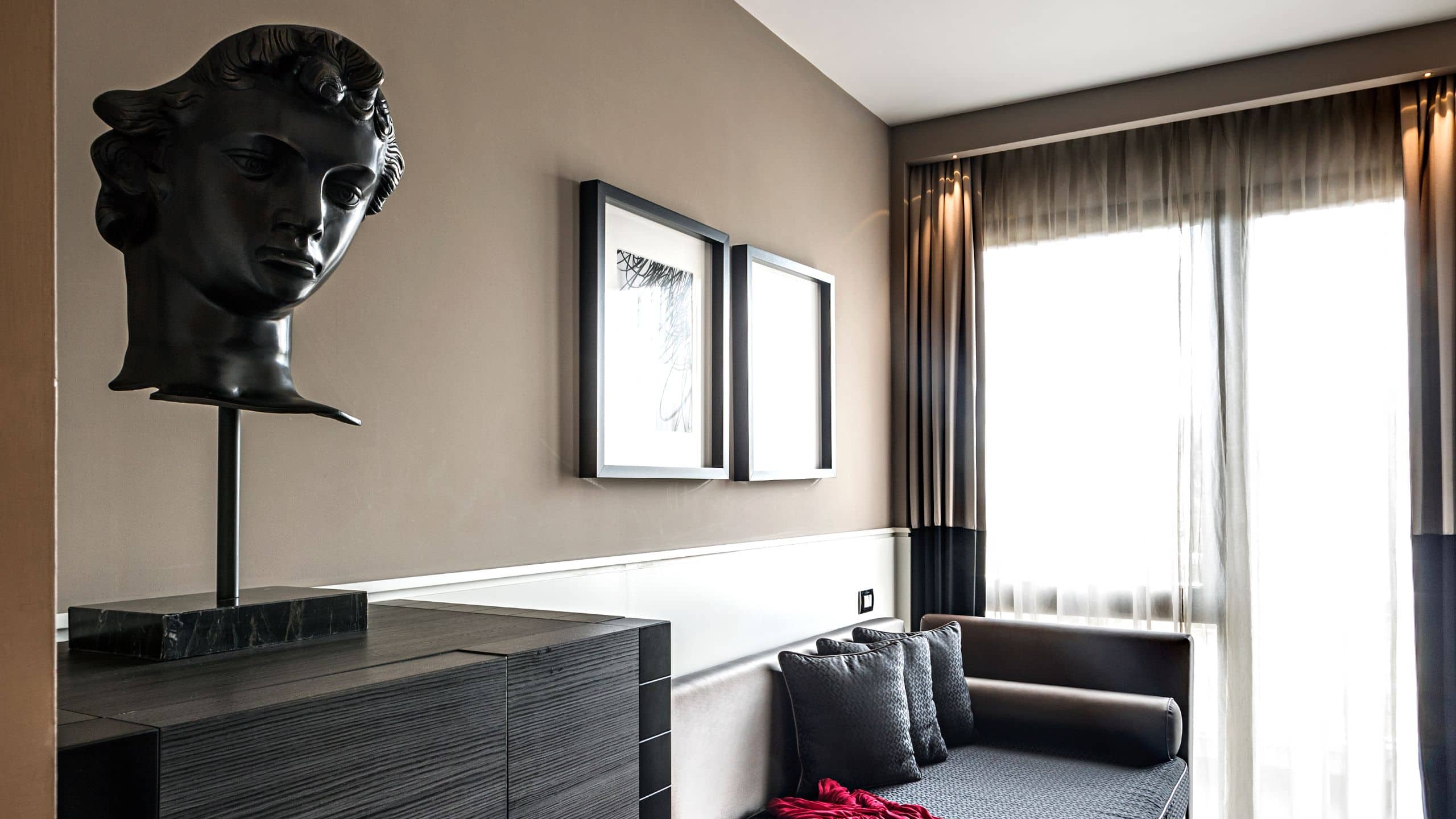 2/5 The Tribune King Bed Family Room Elegance