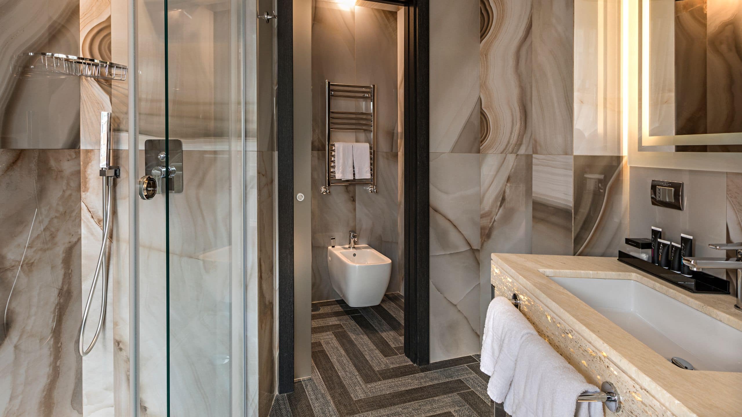 7/7 The Tribune King Bed Premier Room Bathroom